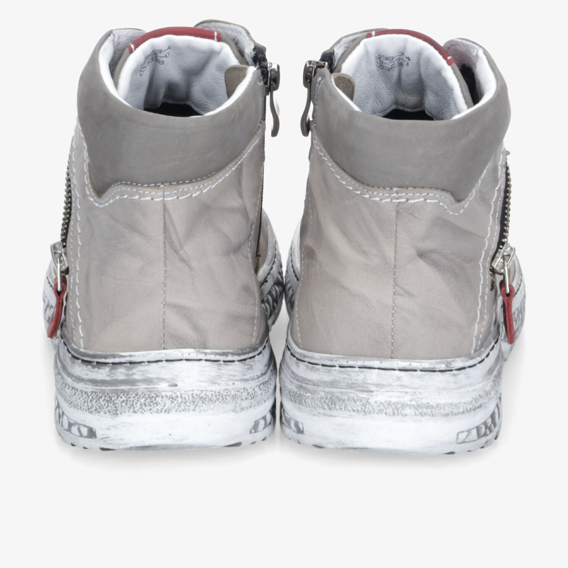 Rückansicht von robusten, modischen Sneakern mit gepolstertem Kragen und praktischem Reißverschluss