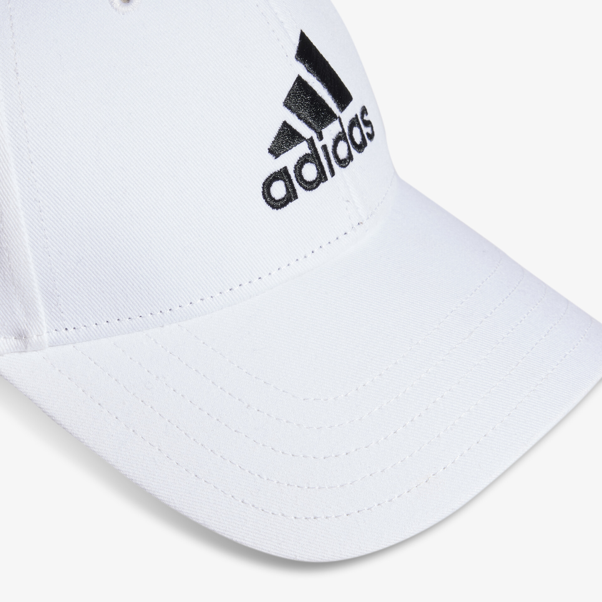 Weißes detailreiches Kappenlogo mit hochwertiger Verarbeitung und klar sichtbarem Adidas-Schriftzug