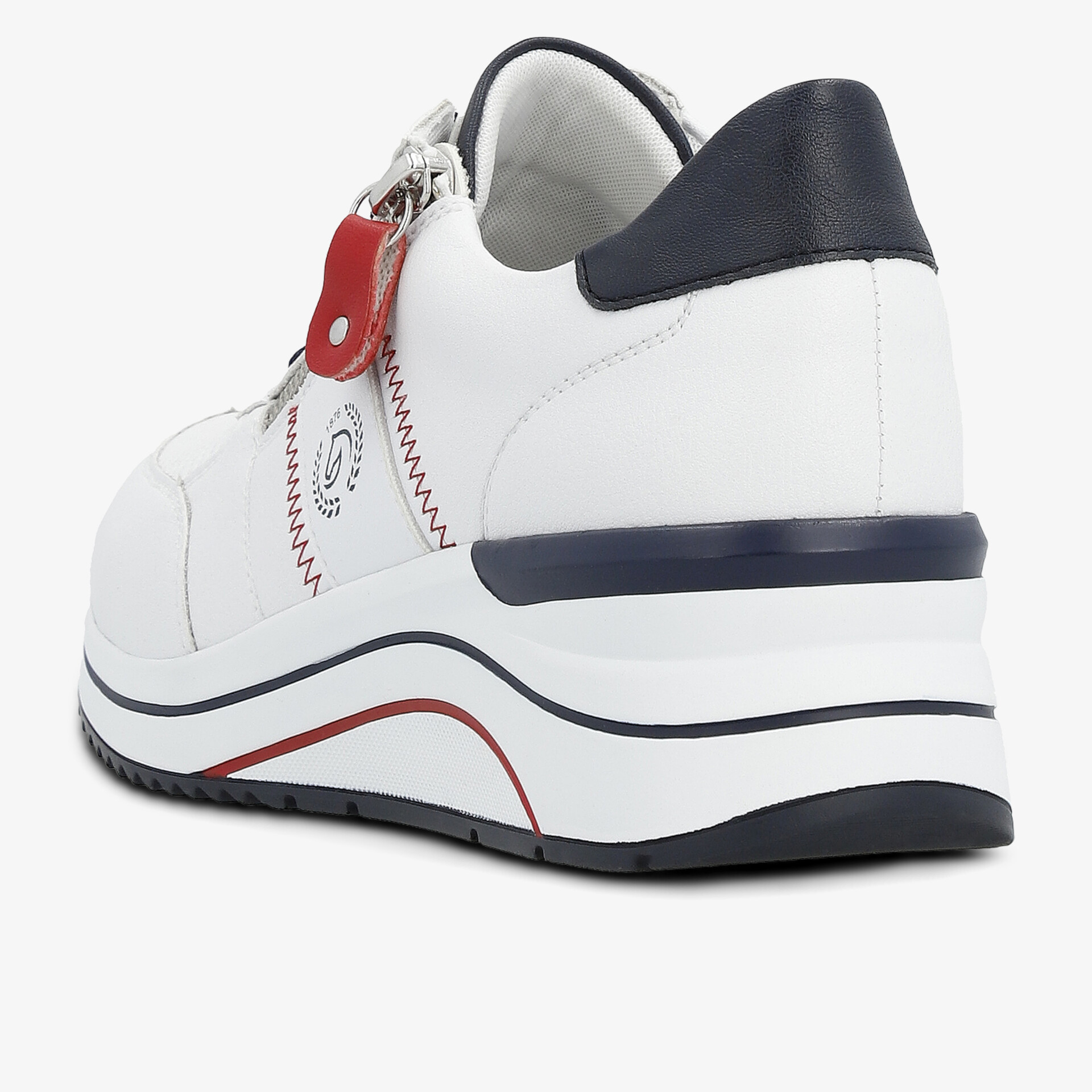 Weißer Sportschuh mit gepolstertem Fersenbereich, rutschfester Sohle und sportlichem Komfort-Design, seitliche Ansicht