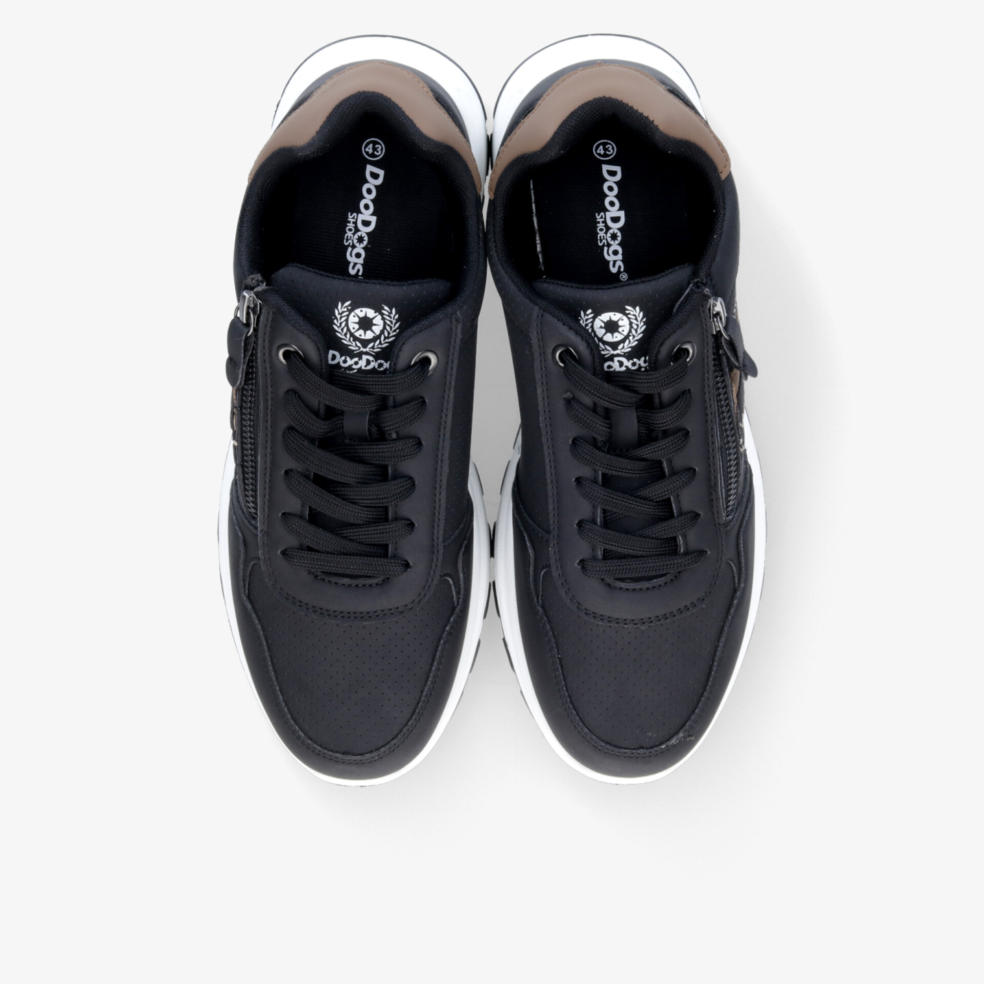 Sportliche schwarze Schuhe mit Schnürverschluss und gepolstertem Innenfutter von oben in Draufsicht