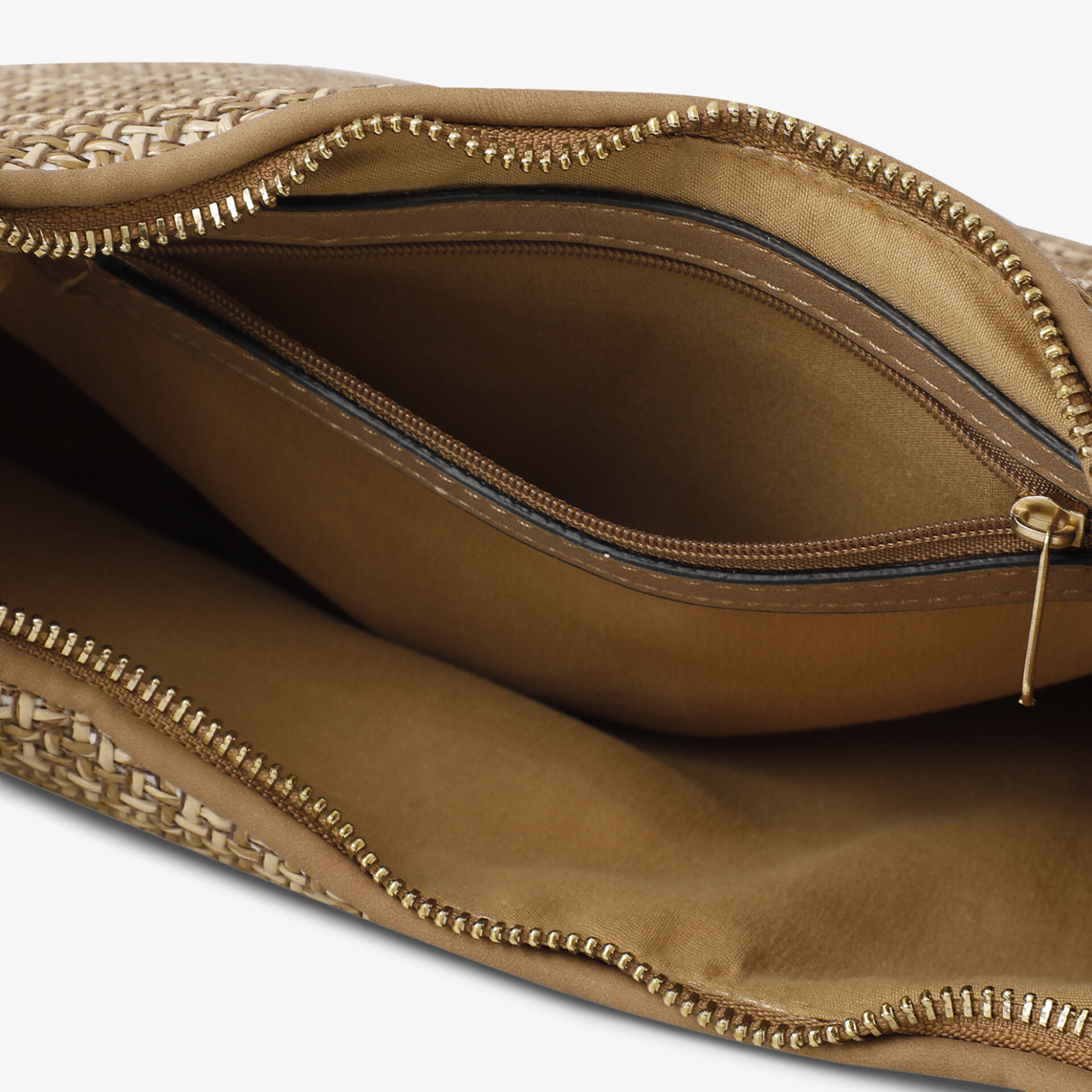 Innenansicht mit geräumigem Fach und stabilem Reißverschluss, weiches hochwertiges Innenmaterial sichtbar