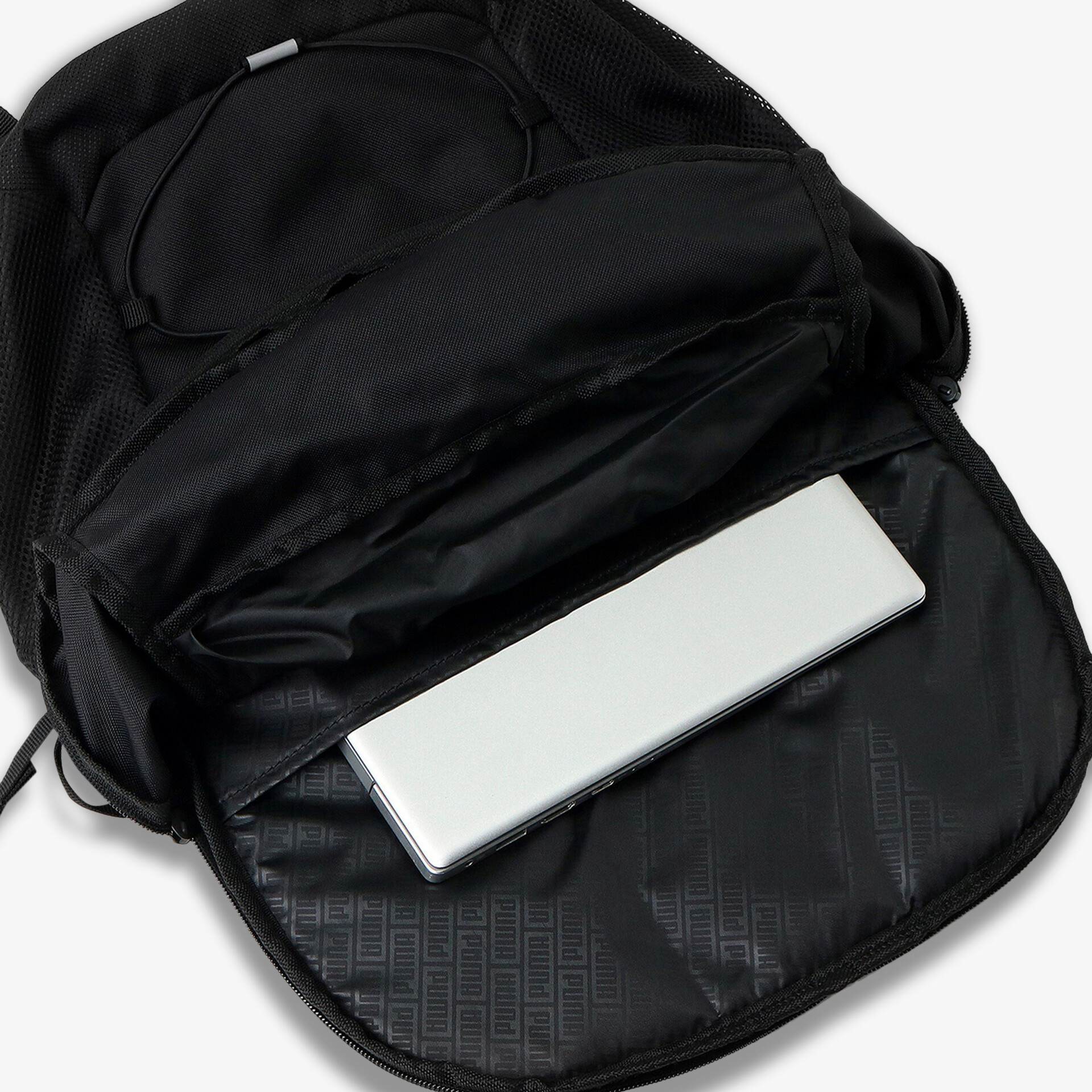 Schwarzer Rucksack mit gepolstertem Laptopfach. Praktisch und vielseitig, ideal für Arbeit und Freizeit.