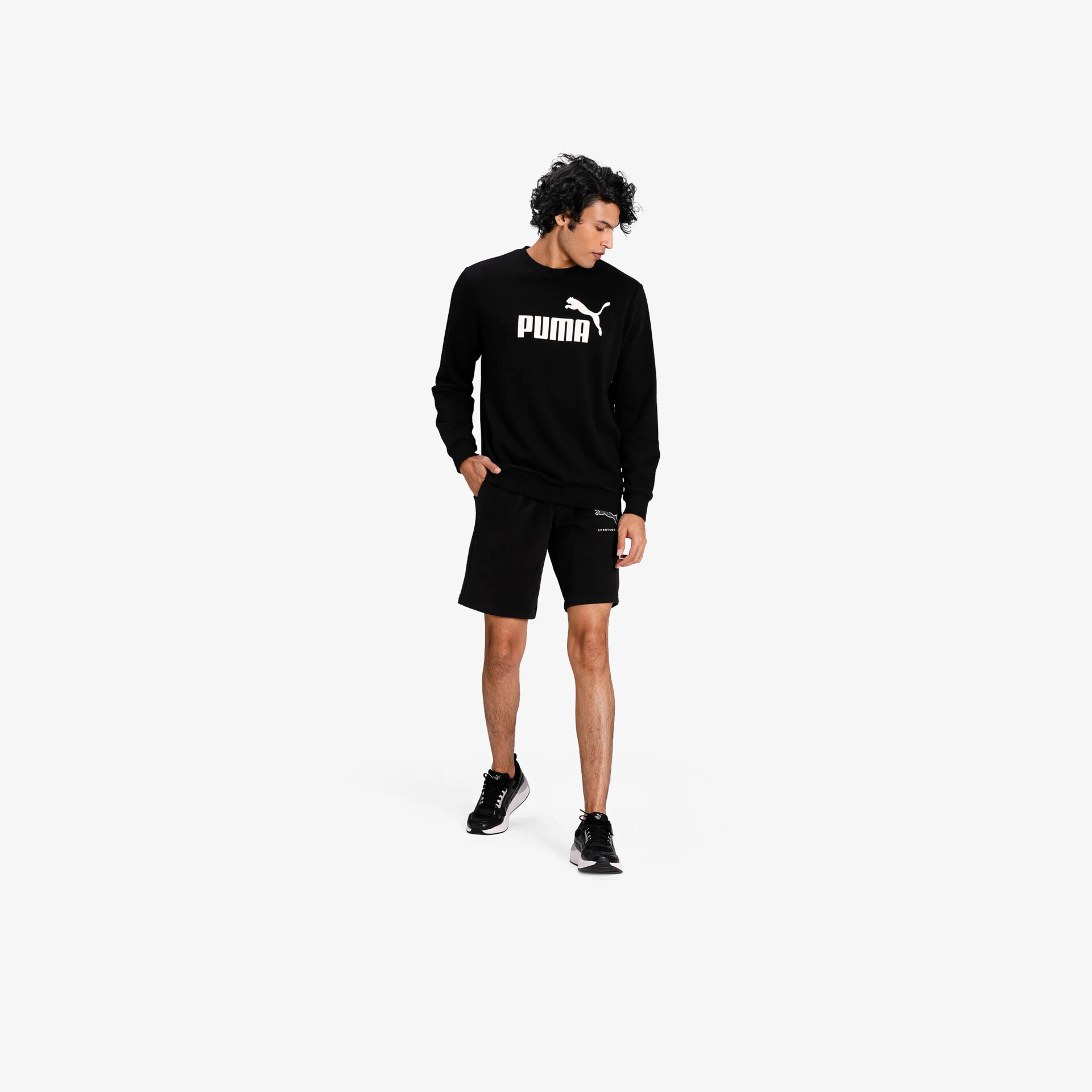 Schwarzes sportliches Puma Outfit mit Shorts und langärmligem Oberteil, bequem und modern getragen