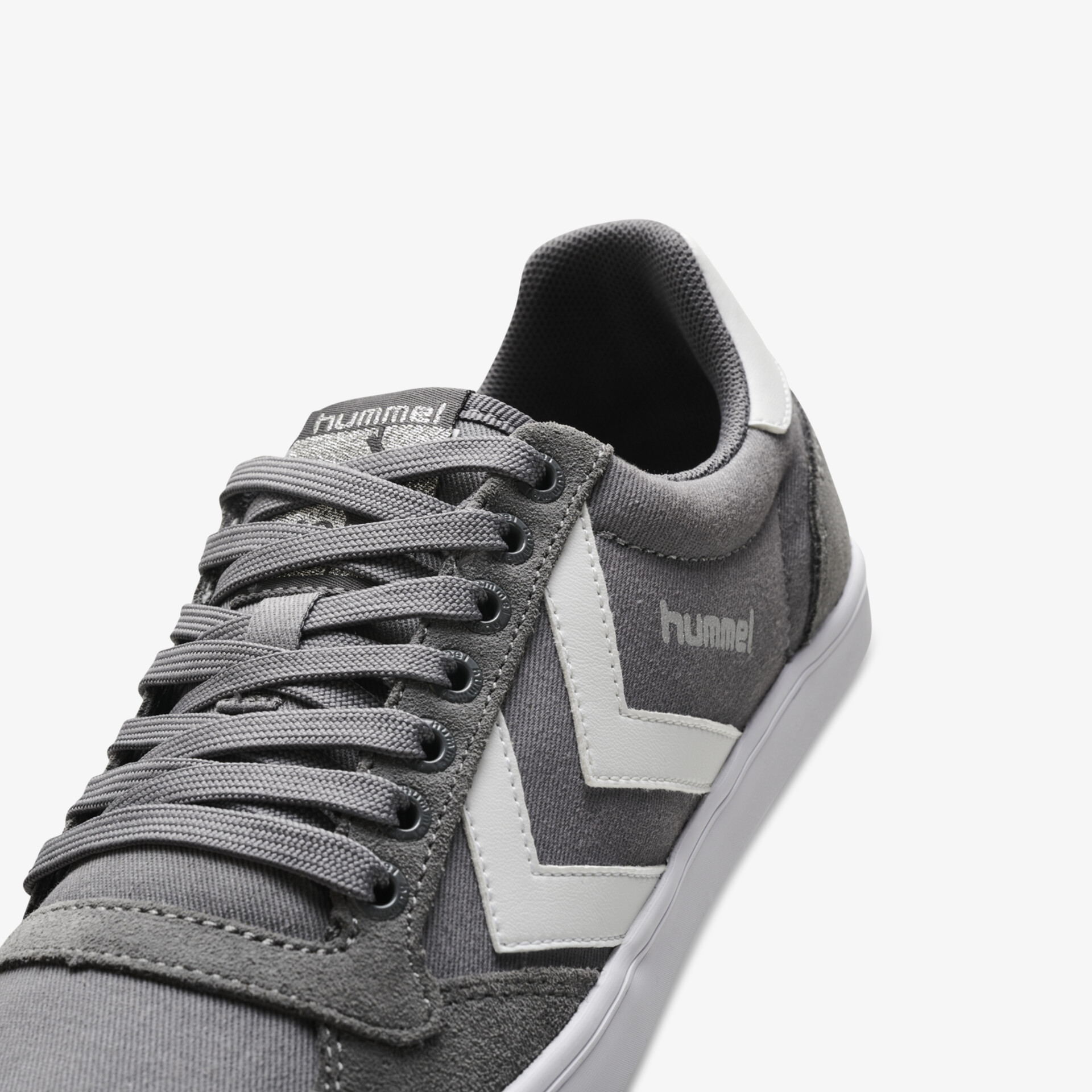 Graue Sneaker mit weißem Akzent für stilvollen Alltagslook.