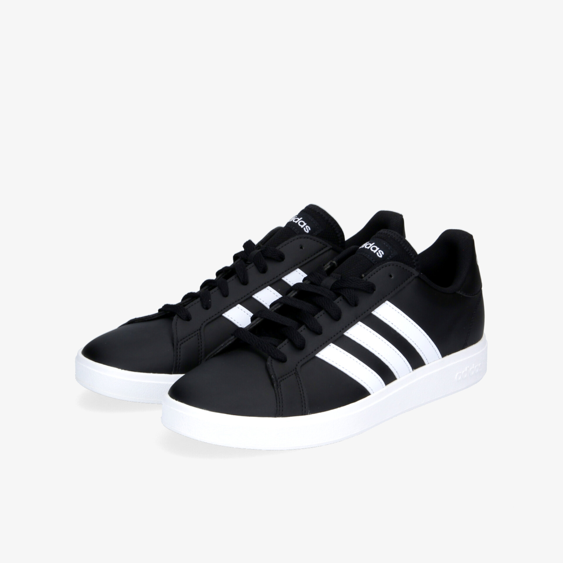 Stylische schwarze Sneaker mit weißen Streifen, perfekte Mischung aus Komfort und zeitlosem Design.