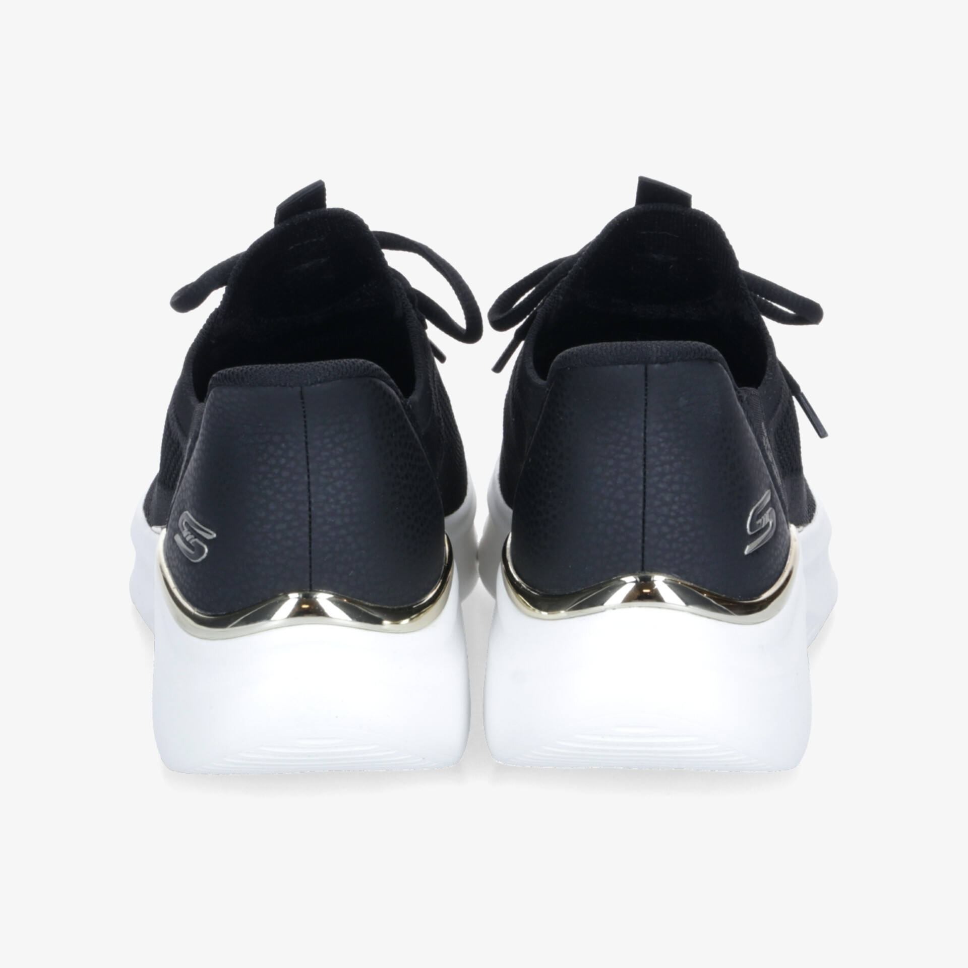 Rückansicht von komfortablen schwarzen Sneakern mit weißer Sohle und gepolstertem Schuhkragen