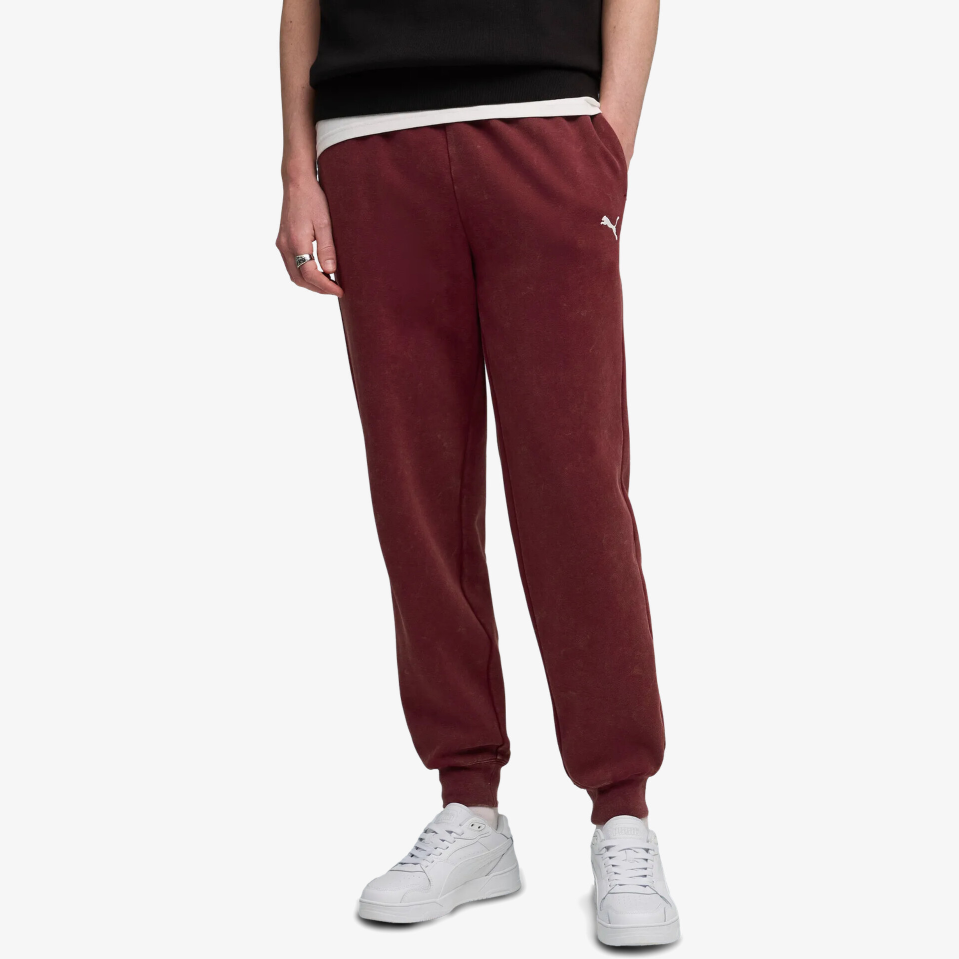 Rote Jogginghose mit elastischem Bund und Bündchen am Bein für bequemen und lässigen Tragekomfort.