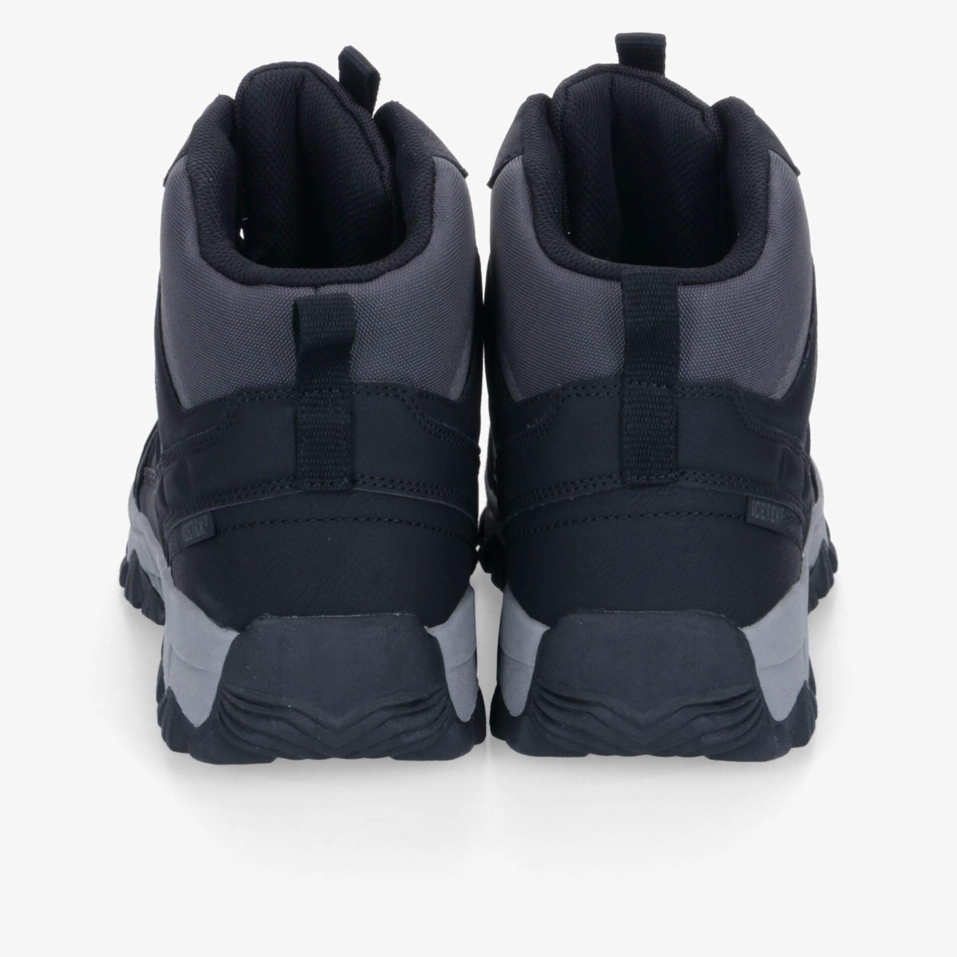 Rückansicht von robusten, gepolsterten Sportschuhen mit rutschfester Sohle und komfortablem Sitz