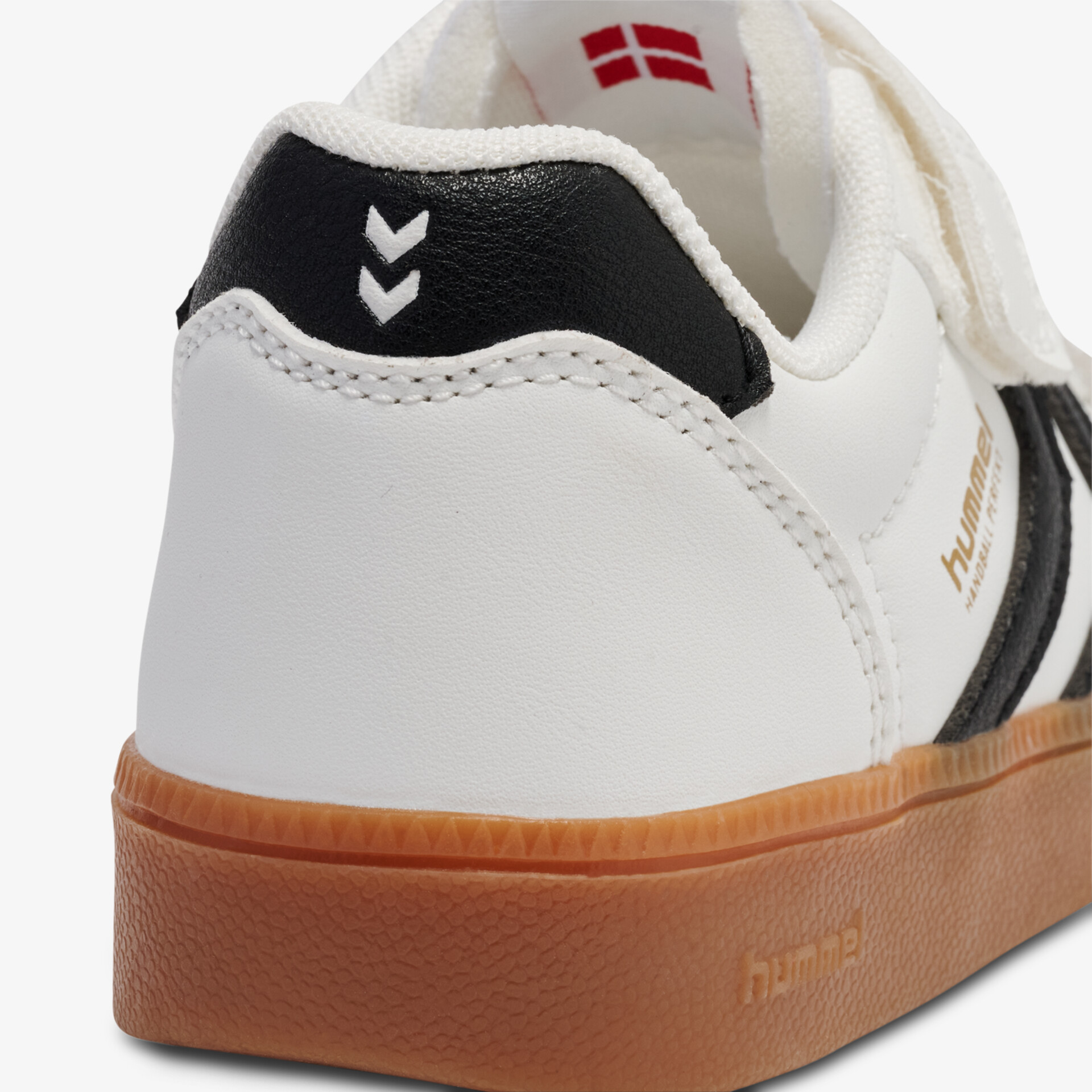 Moderner Schuh mit rutschfester Sohle und stylischer Farbgestaltung.