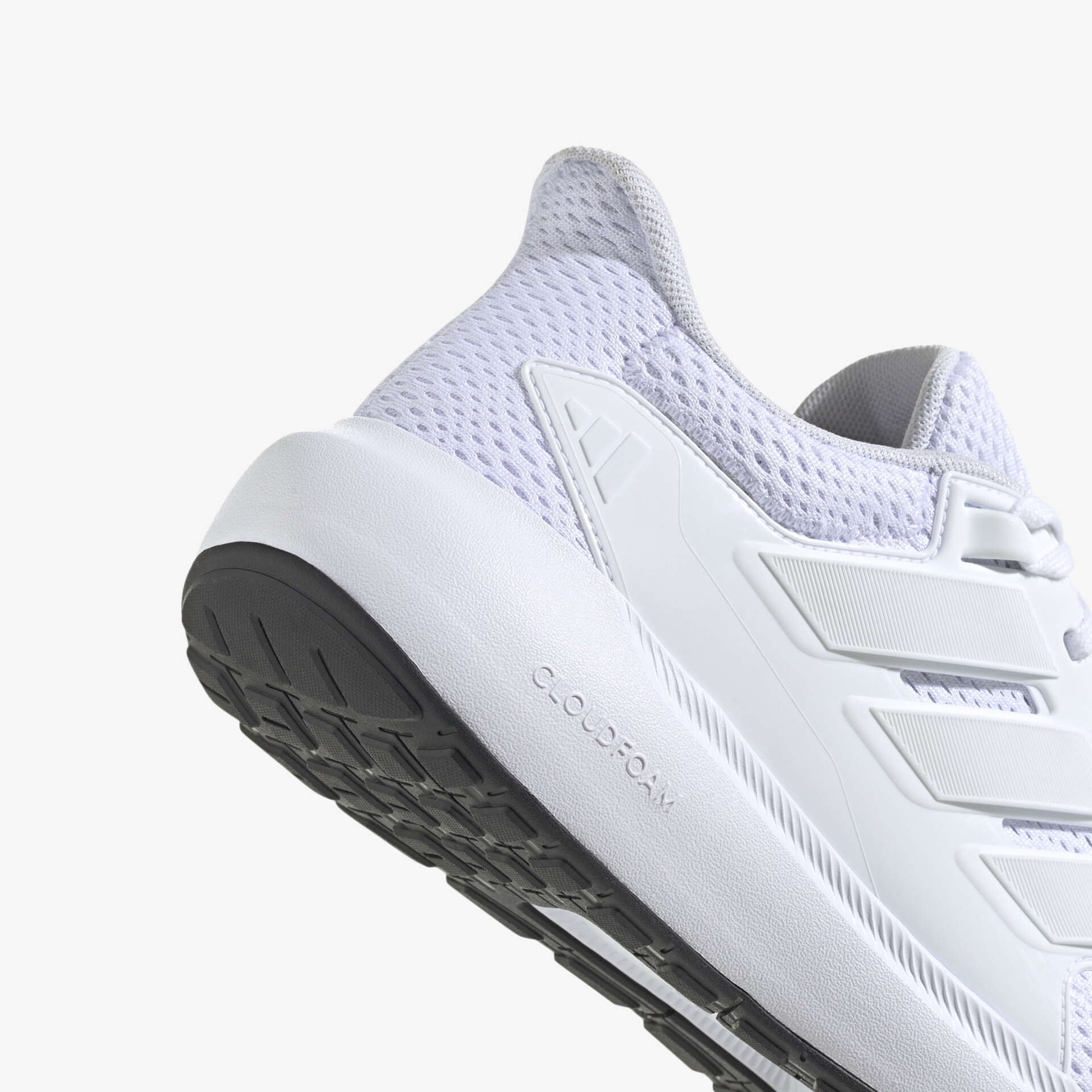 Nahaufnahme eines weißen Sportschuhs mit atmungsaktivem Material und rutschfester Sohle für optimalen Komfort