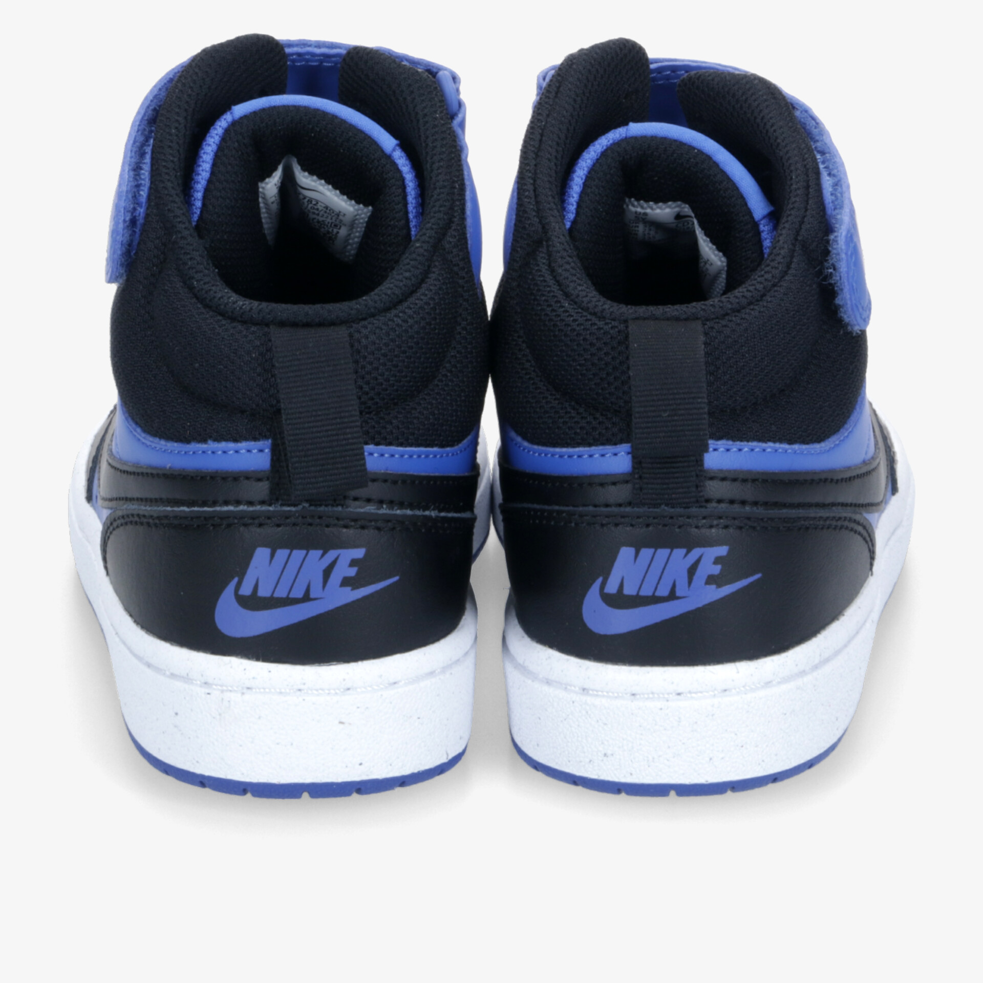 Schwarze und blaue Basketballschuhe mit hohem Tragekomfort und sportlichem Design. Rückansicht der Sneaker.