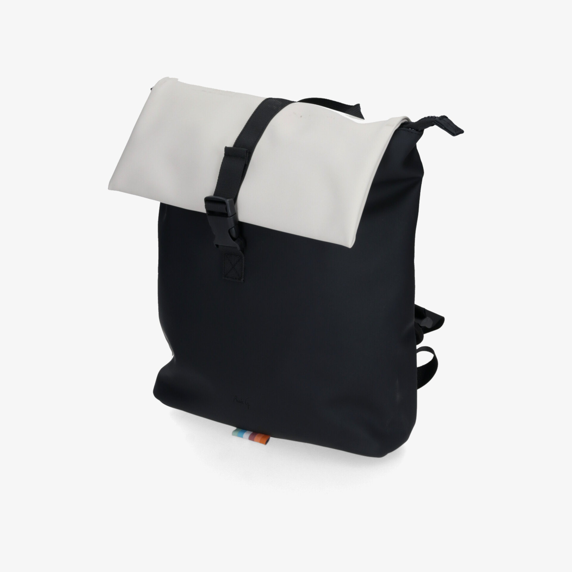 Moderner schwarzer Rucksack mit weißem Rolltop und praktischer Verschluss-Schnalle, geräumig und robust