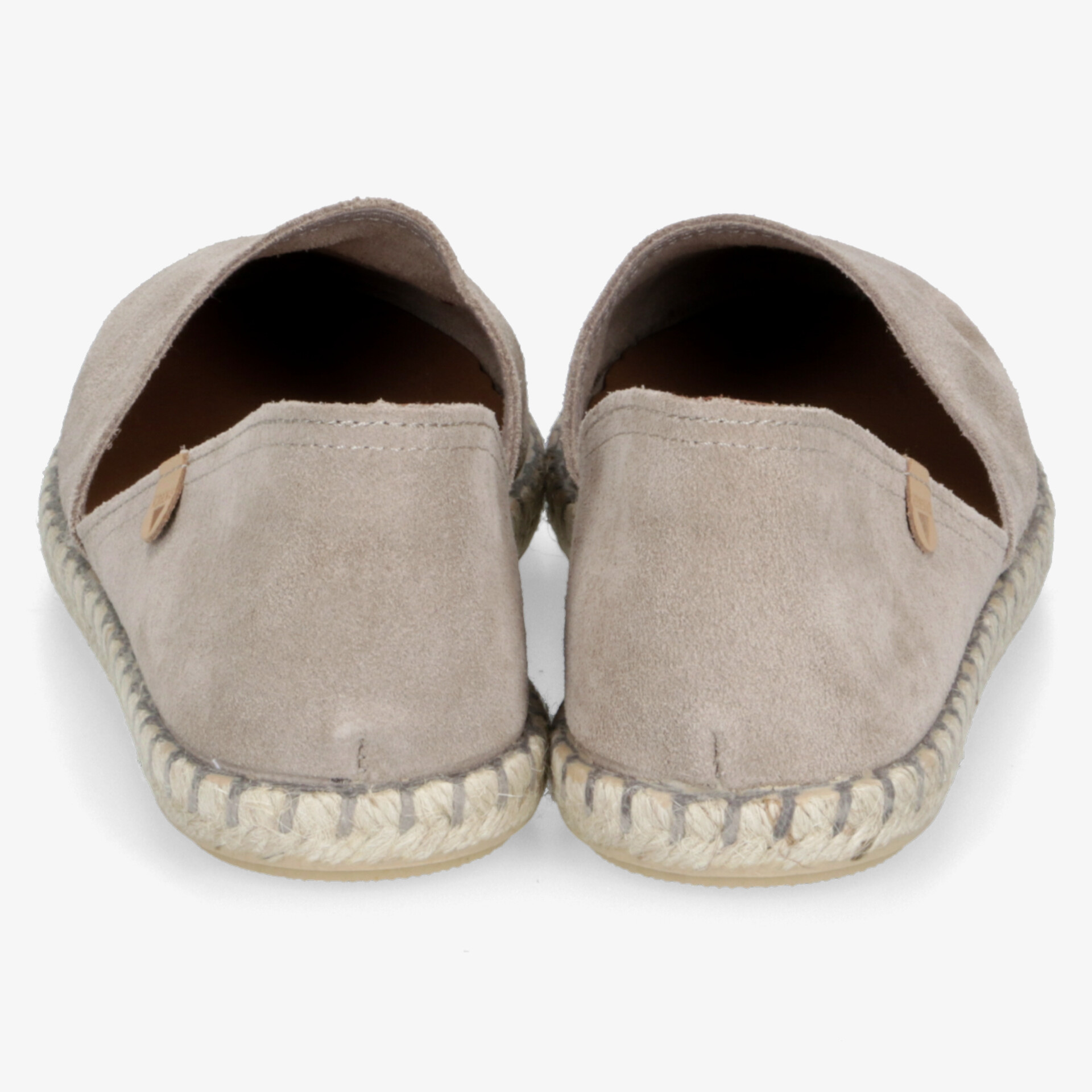 Beige Espadrilles aus weichem Material mit bequemer Passform und flexibler Sohle in Rückansicht