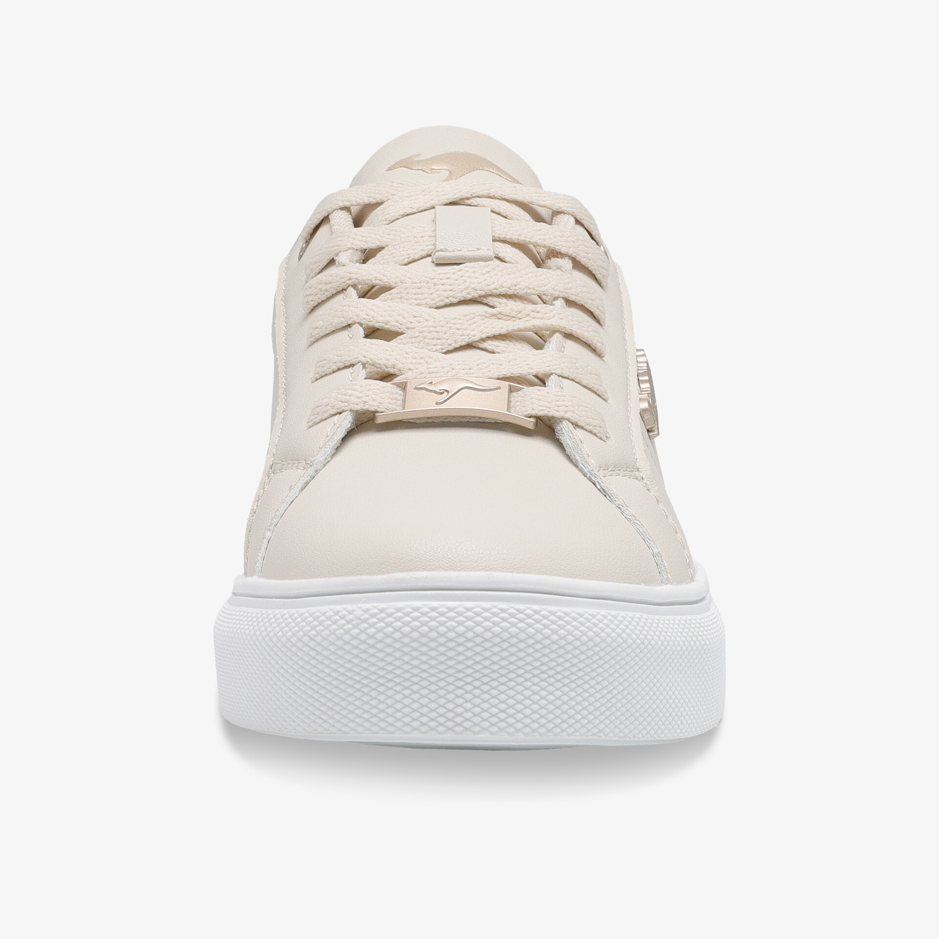 Frontansicht eines schlichten cremefarbenen Sneakers mit bequemer Schnürung und robuster weißer Sohle