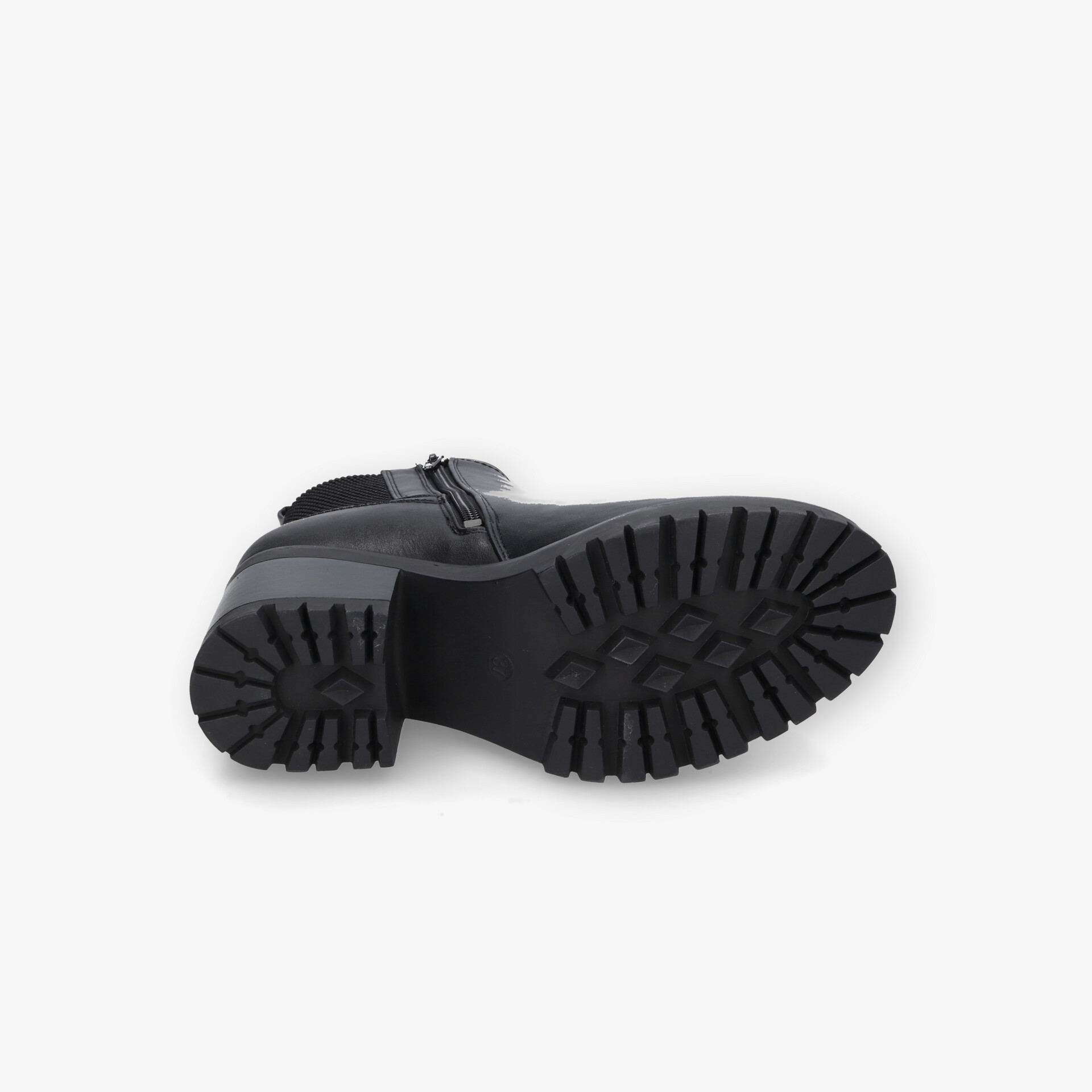 Schuh mit robuster, profilierter Sohle für sicheren Halt und langlebige Nutzung von unten sichtbar