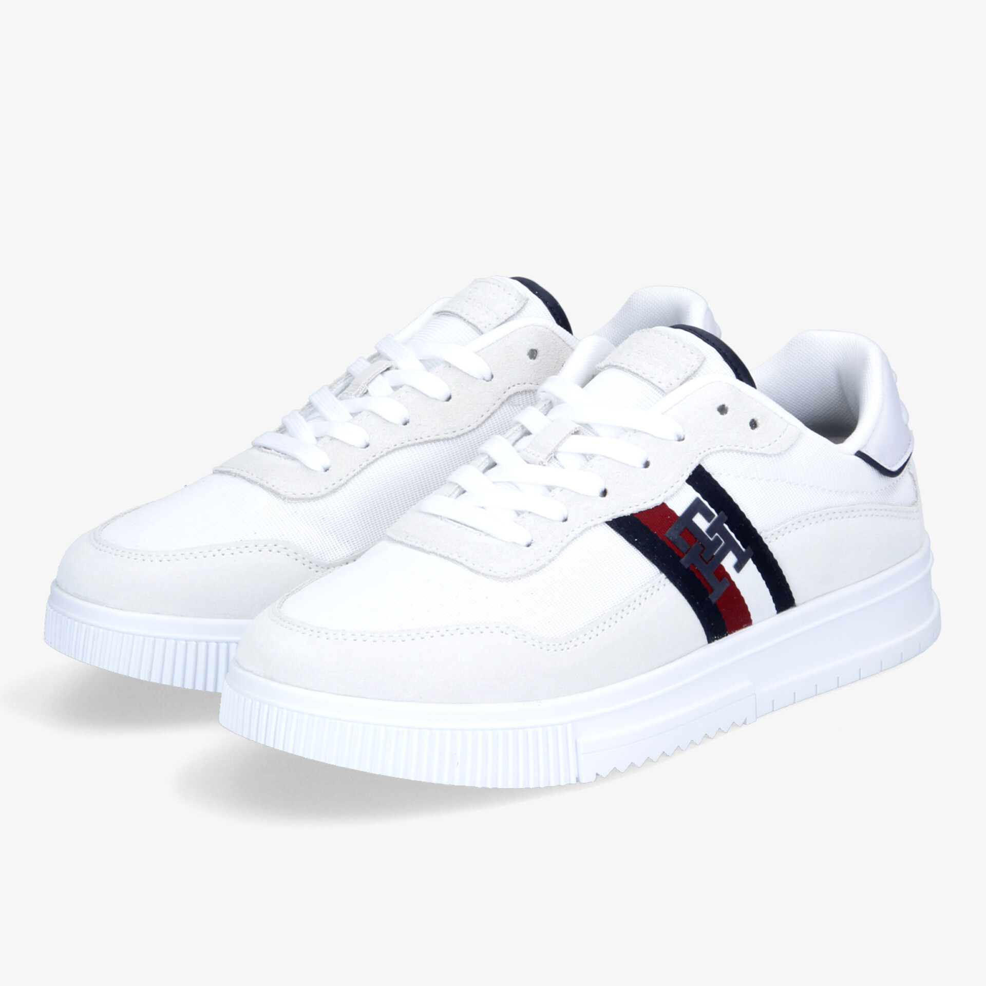 Weiße Sneakers mit modernem Streifendesign, ideal für sportliche Aktivitäten und lässige Outfits.