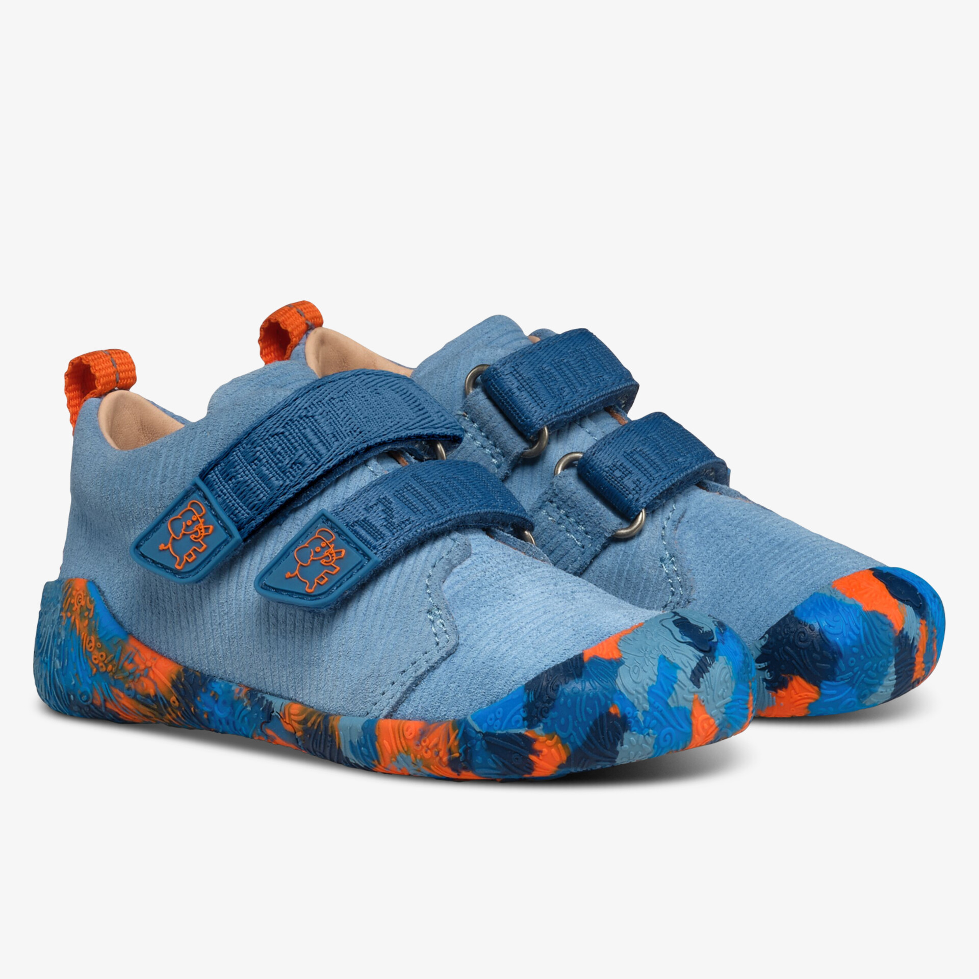 Leichter blauer Schuh mit flexiblem Klettverschluss und rutschfester gemusterter Sohle für komfortables Tragen