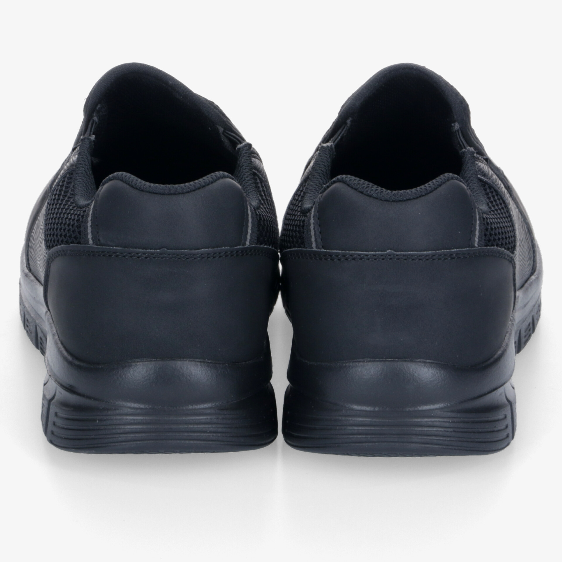 Schwarzes Sneaker-Paar, Rückansicht, weicher gepolsterter Schaft und robuste rutschfeste Sohle sichtbar