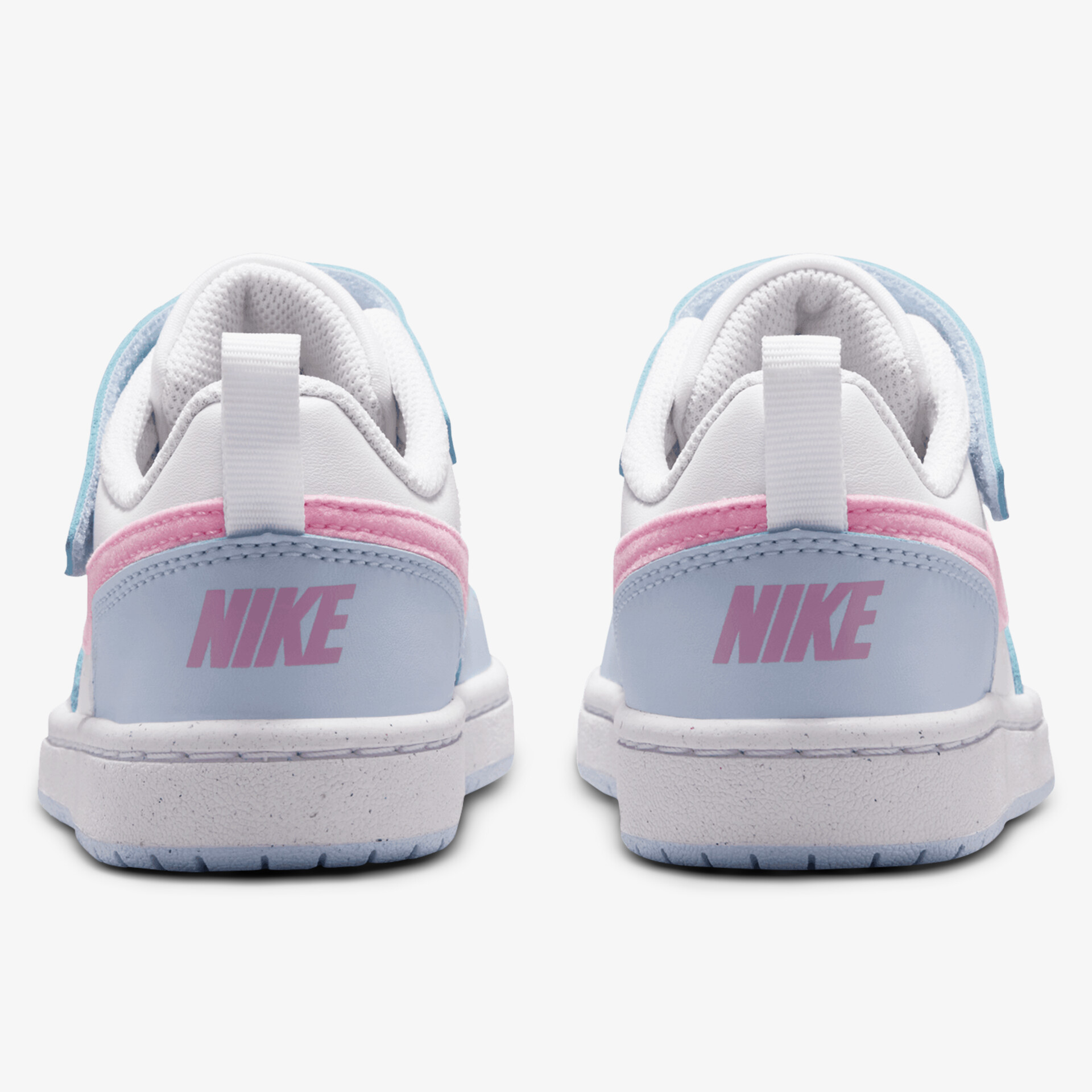Stilvolle Nike Sneaker in blau-weiß mit pinken Akzenten für einen modernen Look