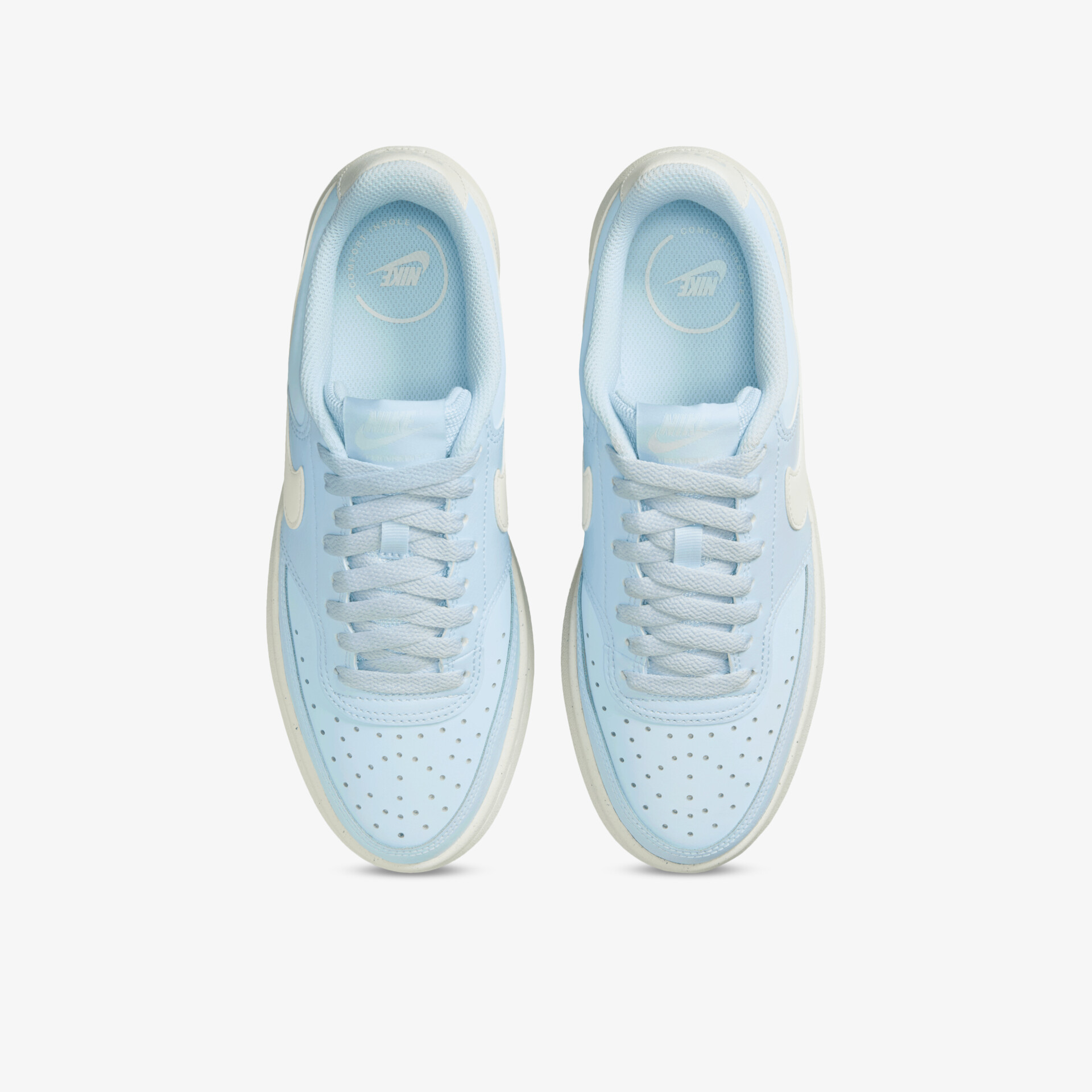 Hellblaue Sneaker in Draufsicht, bequem mit weicher Sohle, atmungsaktiv und sportliches klassisches Design