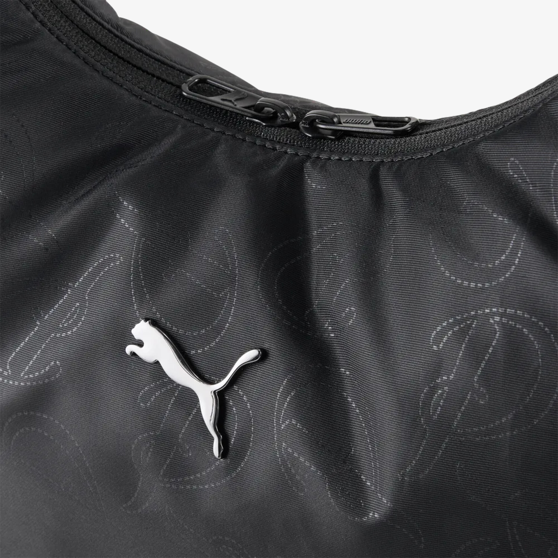 Detailaufnahme eines sportlichen schwarzen Puma-Logos mit sichtbarem Reißverschluss und feiner Struktur