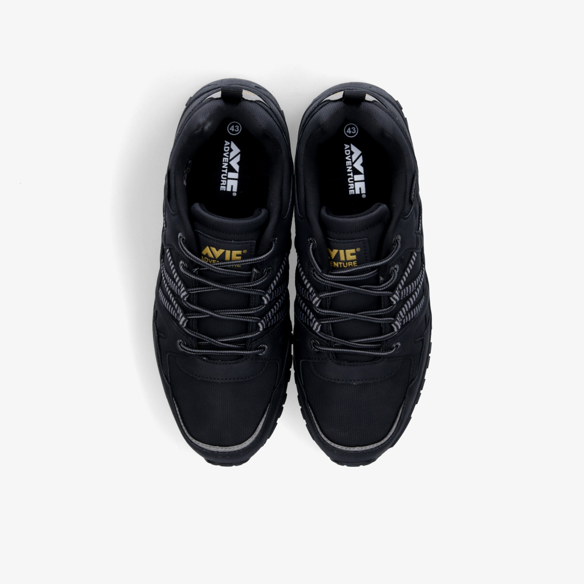 Robuste schwarze Sportschuhe im Paar mit gepolsterten Innenseiten und rutschfester Sohle, Draufsicht