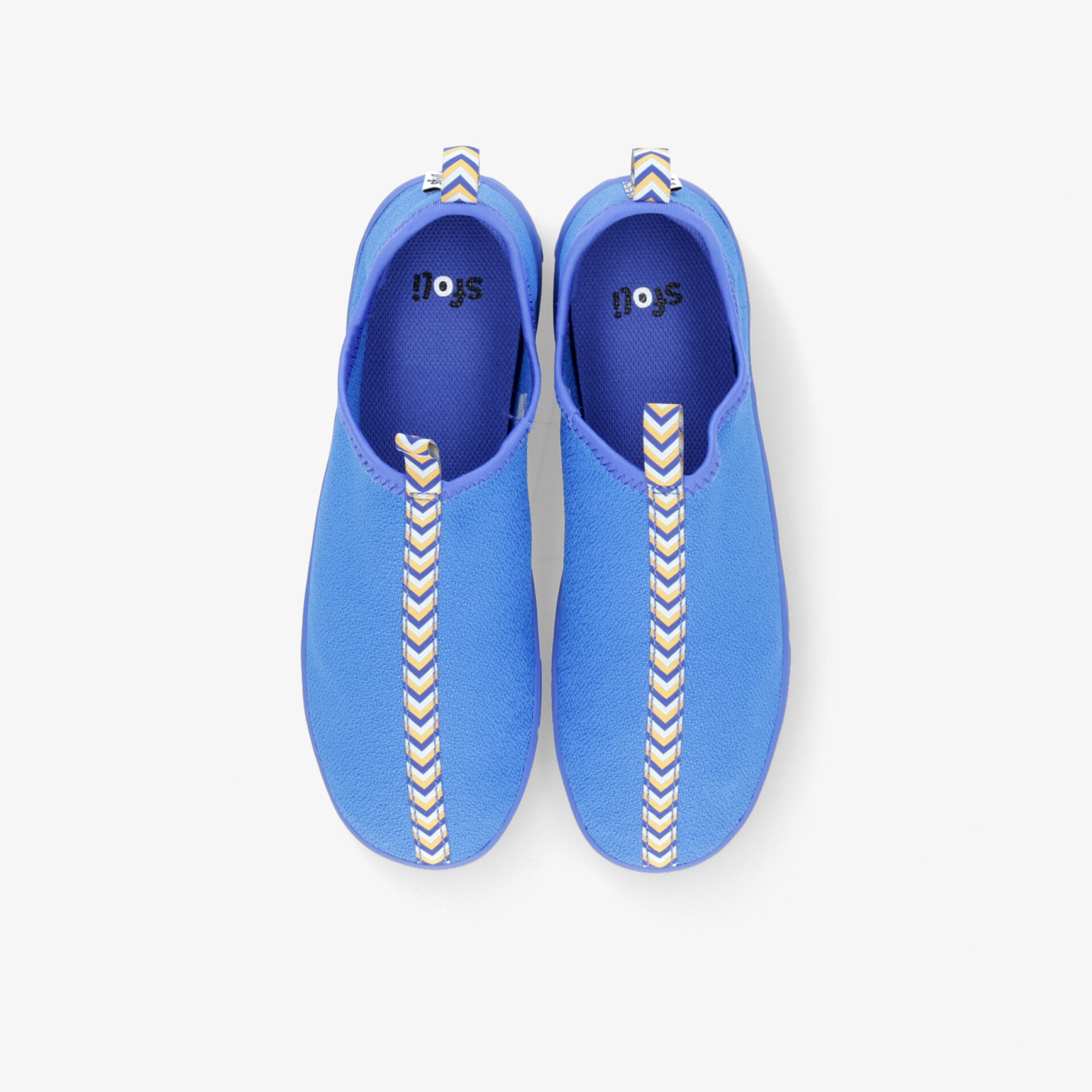 Blaues bequeme Schuhpaar mit elastischem Material und rutschfester Sohle, ideale Passform und leichter Tragekomfort