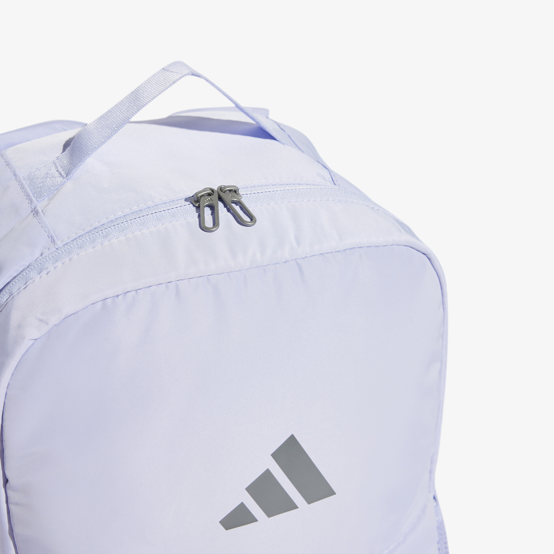 Leichter hellgrauer Rucksack mit robustem Reißverschluss und praktischem Tragegriff, modernes Design und glattes Material