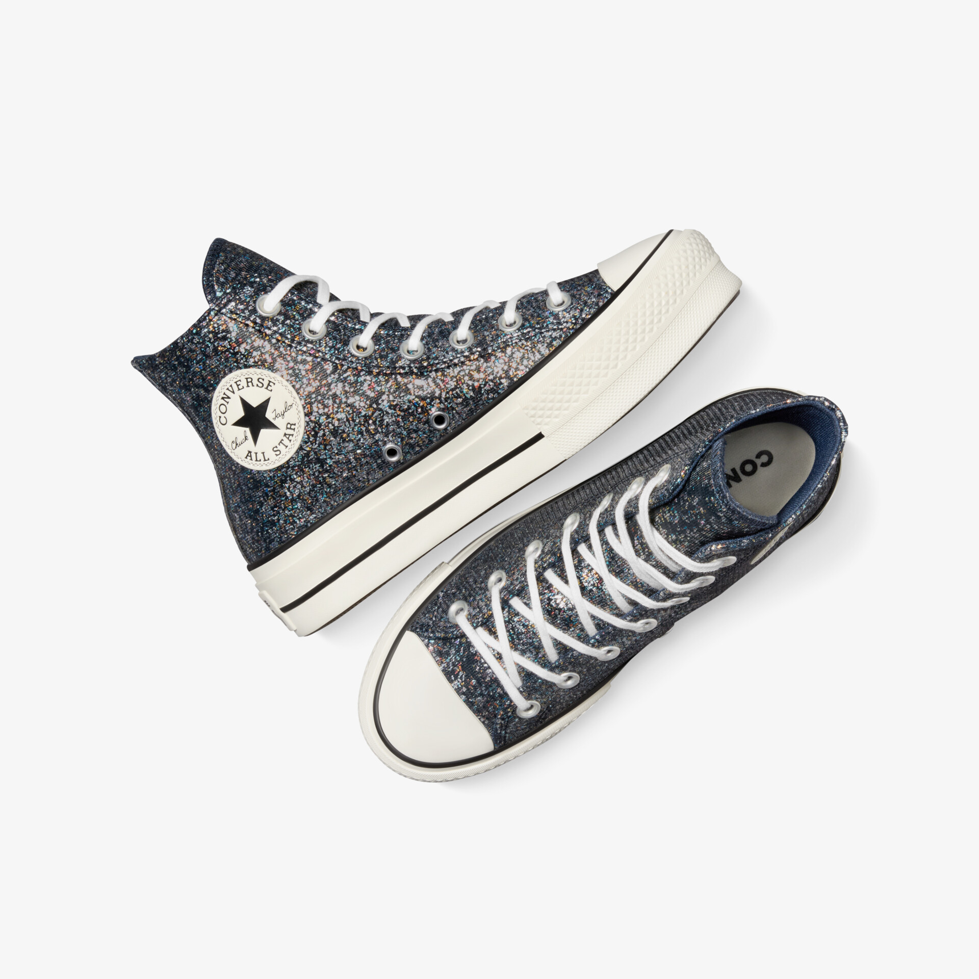 Schwarze glitzernde hohe Sneaker im Paar, bequem und modisch mit weißen Schnürsenkeln und dicker Sohle