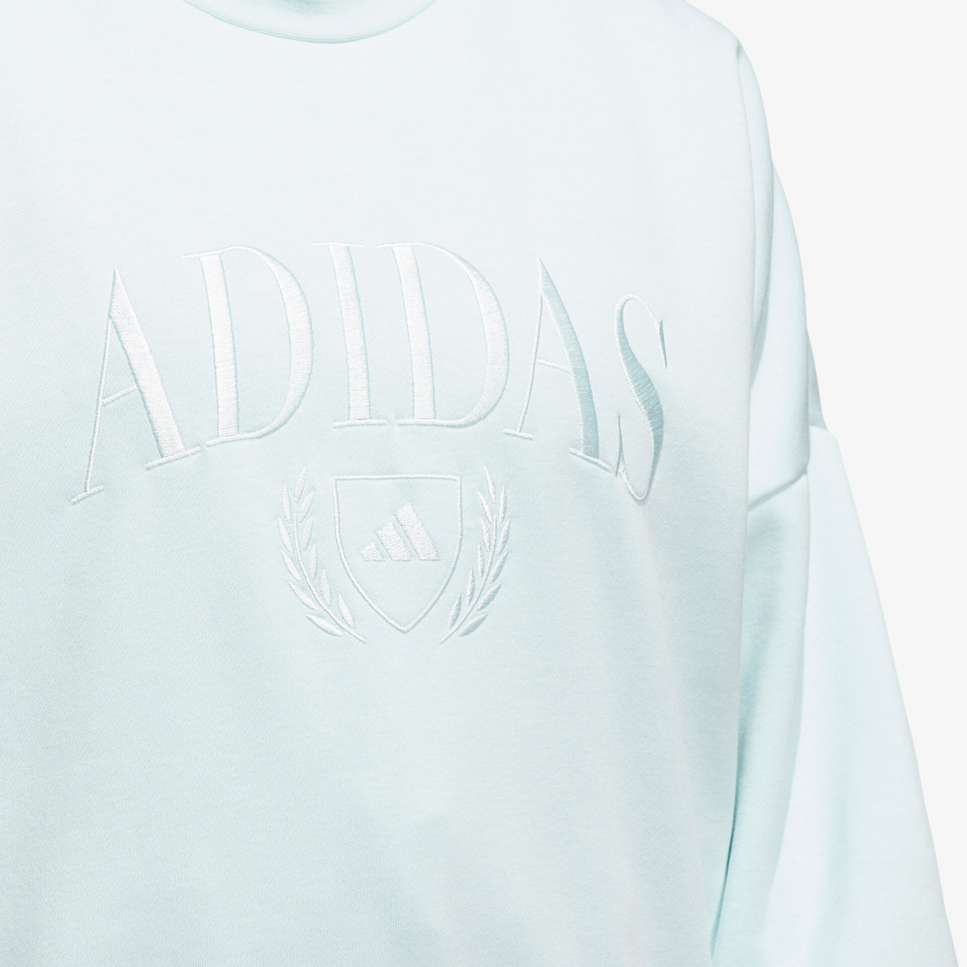Weißes hochwertiges Sweatshirt mit dezent gesticktem Adidas-Logo und sauberer Verarbeitung