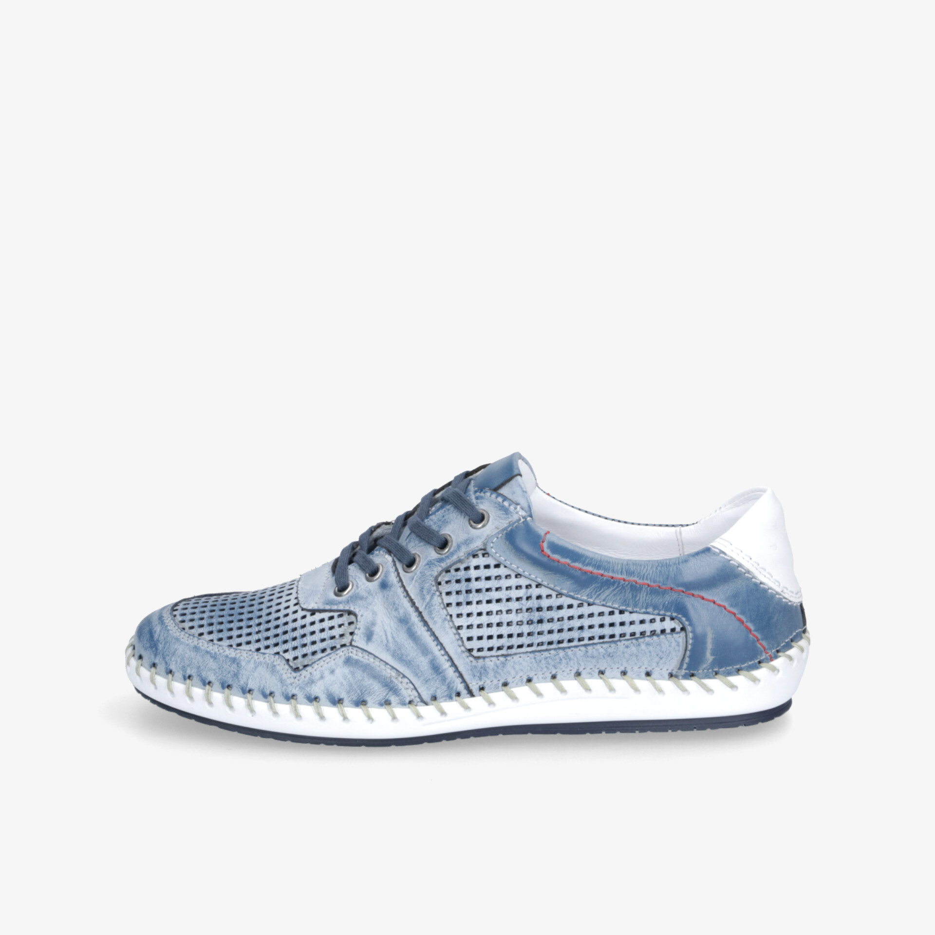 Blauer Leder-Sneaker mit atmungsaktivem Material, flexibler Sohle und leichter Schnürung seitlich aufgenommen