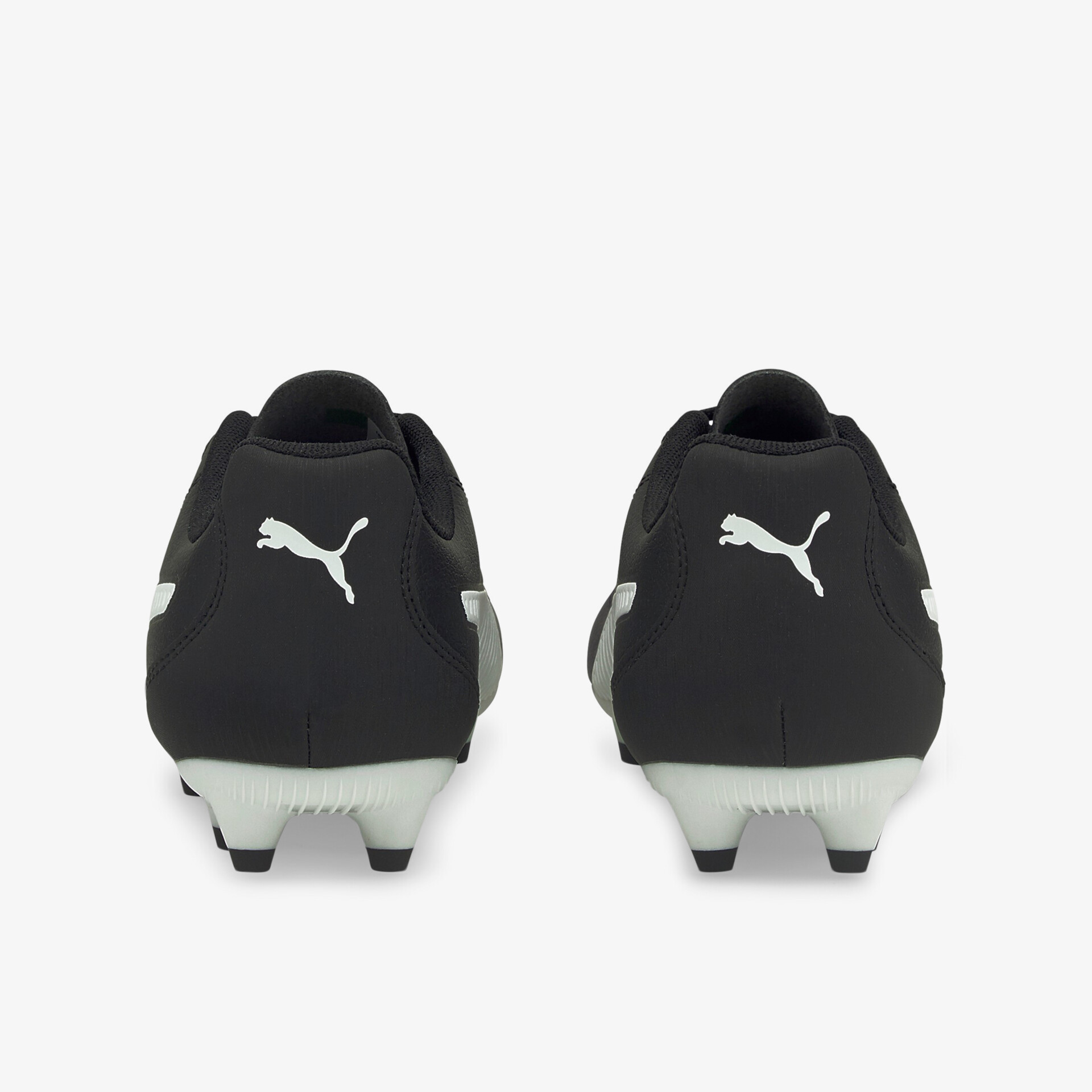 Schwarze und weiße Fußballschuhe mit markantem Markenlogo und robuster Gummisohle für optimalen Halt.