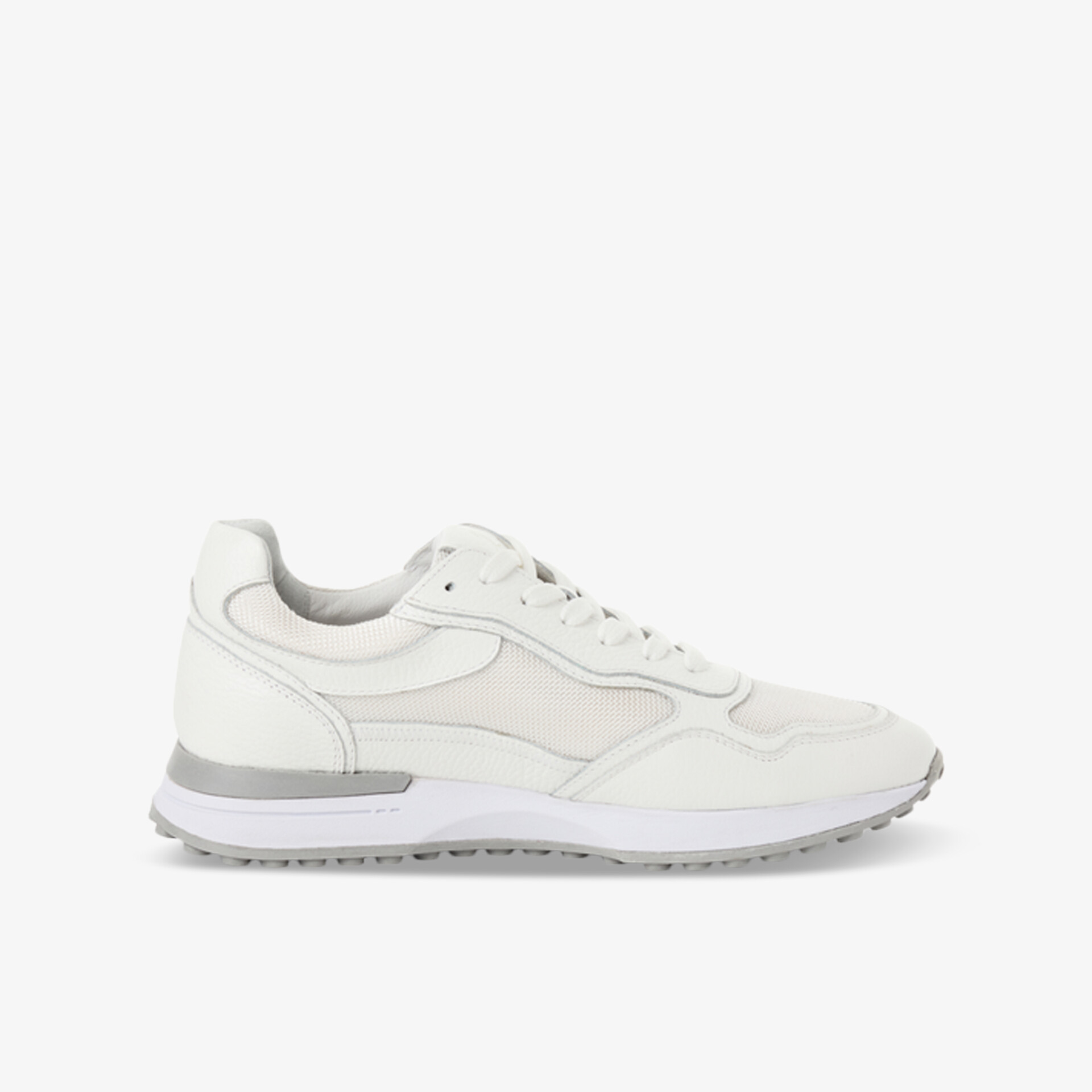 Moderner weißer Sneaker mit leichter, atmungsaktiver Oberfläche und rutschfester Sohle, sportlich und bequem