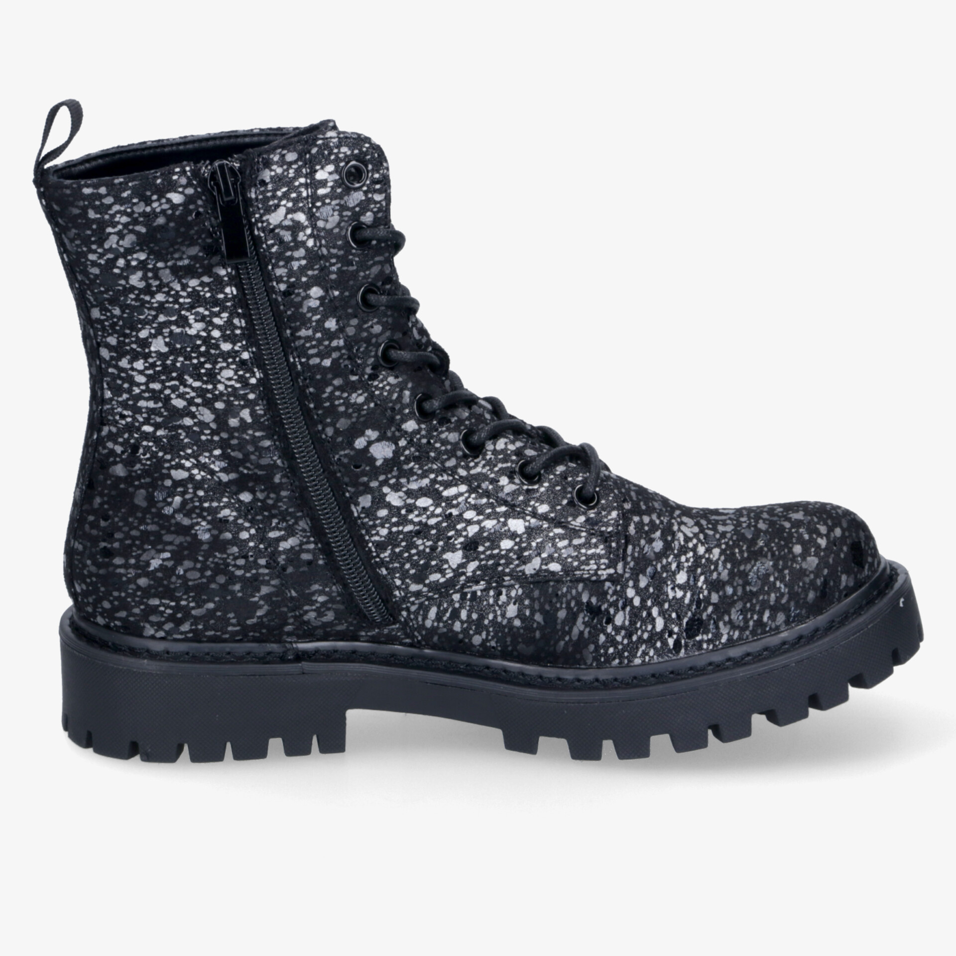Schwarzer robuster Schnürstiefel mit Glitzereffekt, Reißverschluss und profilierter Sohle, seitliche Ansicht