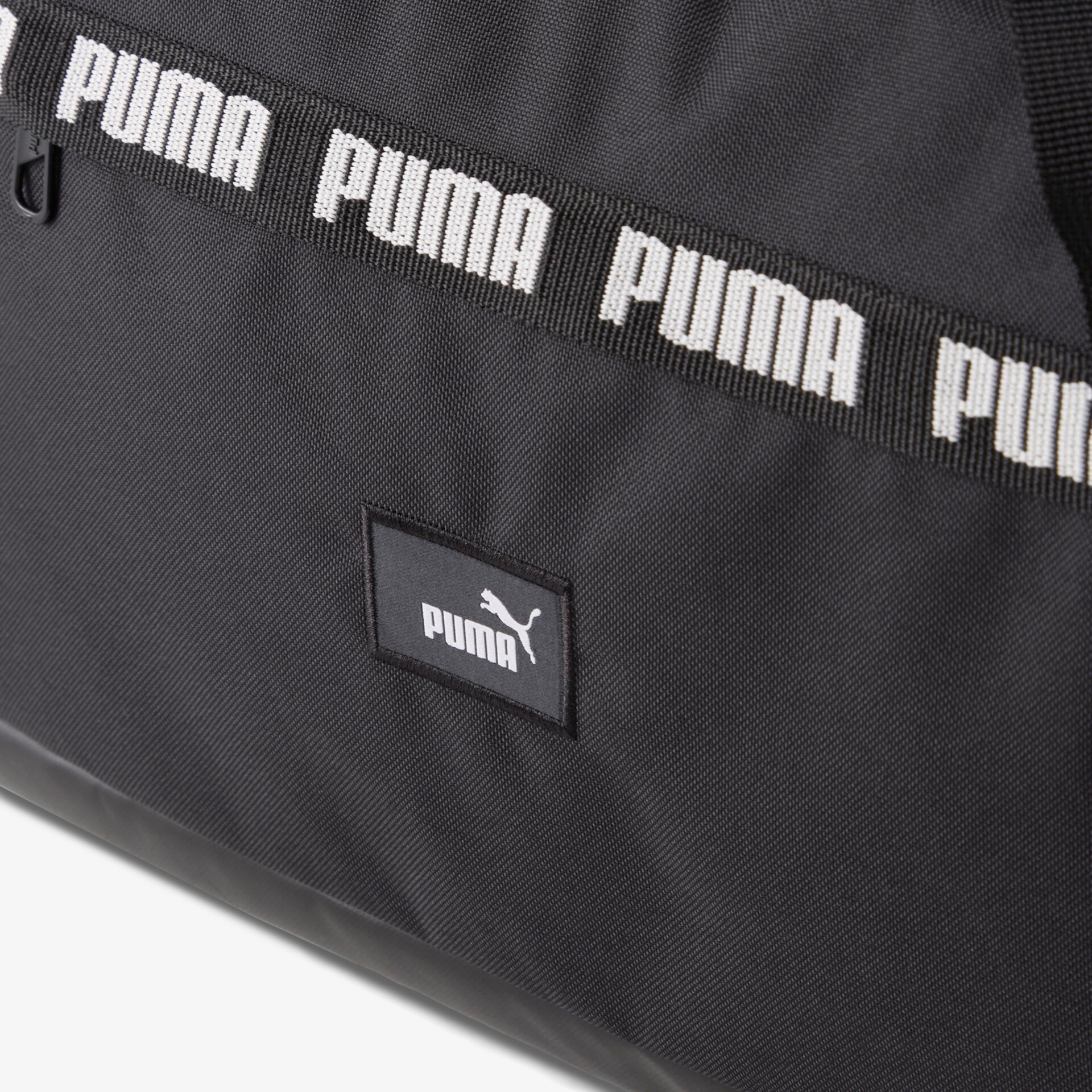 Detailansicht eines schwarzen Puma Produkts mit klar sichtbarem Logo und hochwertiger Verarbeitung
