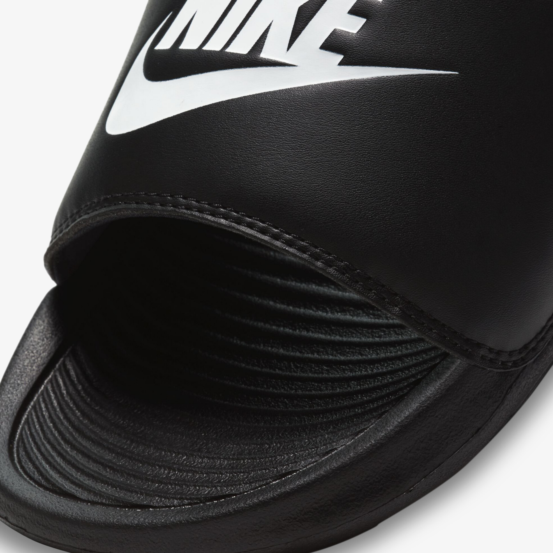 Bequeme, stylische schwarze Sandale mit markantem Logo und rutschfester Sohle für optimalen Tragekomfort.