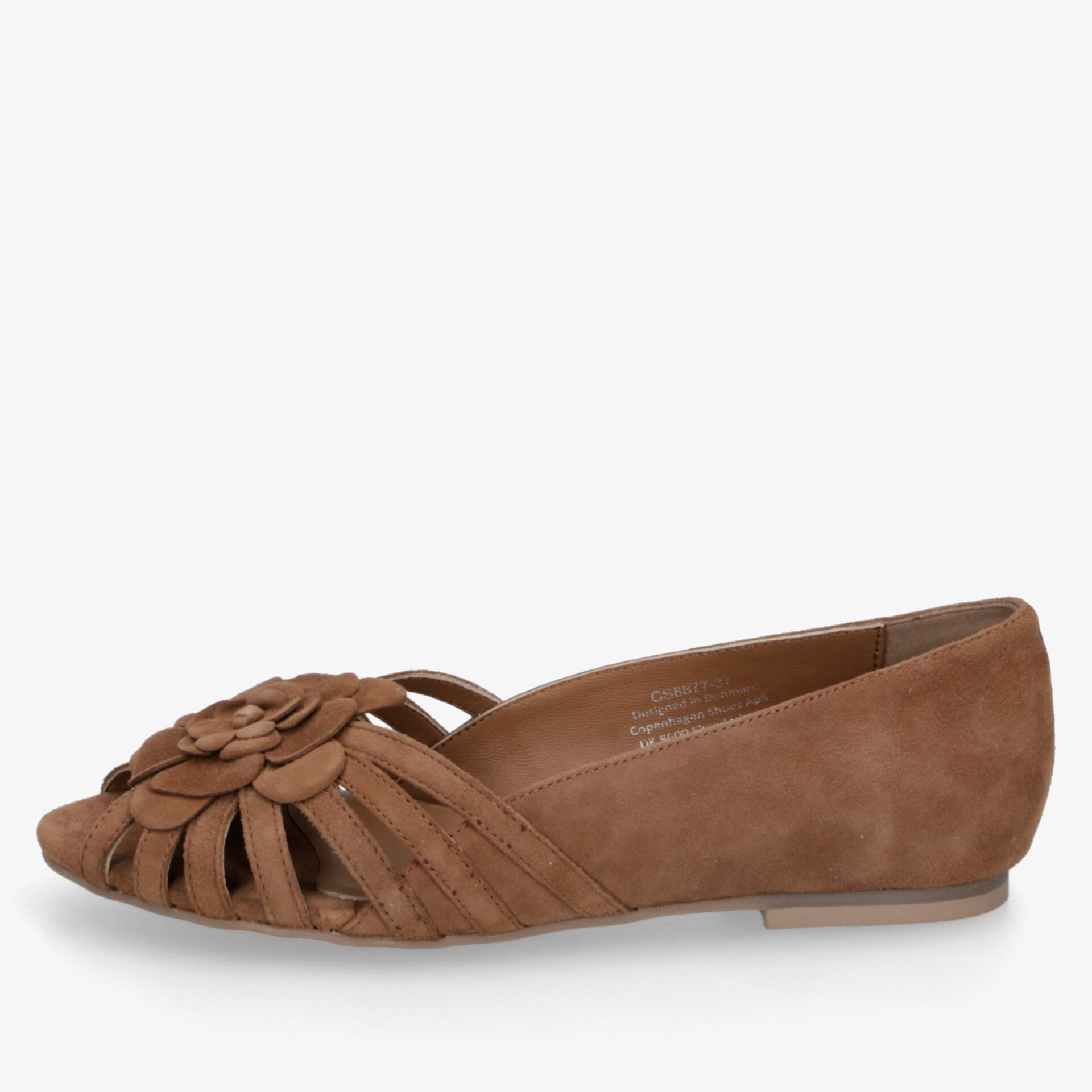 Flacher brauner Lederschuh mit offenem Zehenbereich und dekorativer Blumenverzierung, bequem und leicht für warmes Wetter