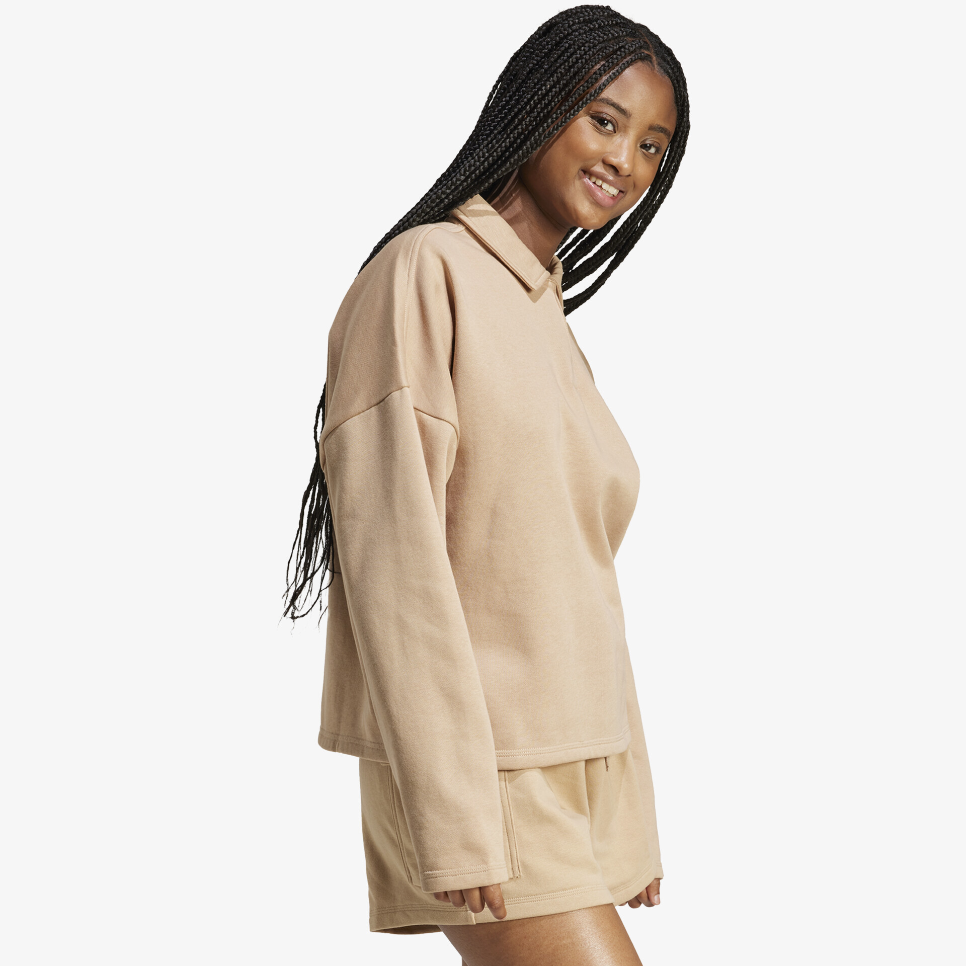 Beige geschnittenes Oberteil aus weichem Material mit lockerem, modernem Sitz für maximalen Komfort