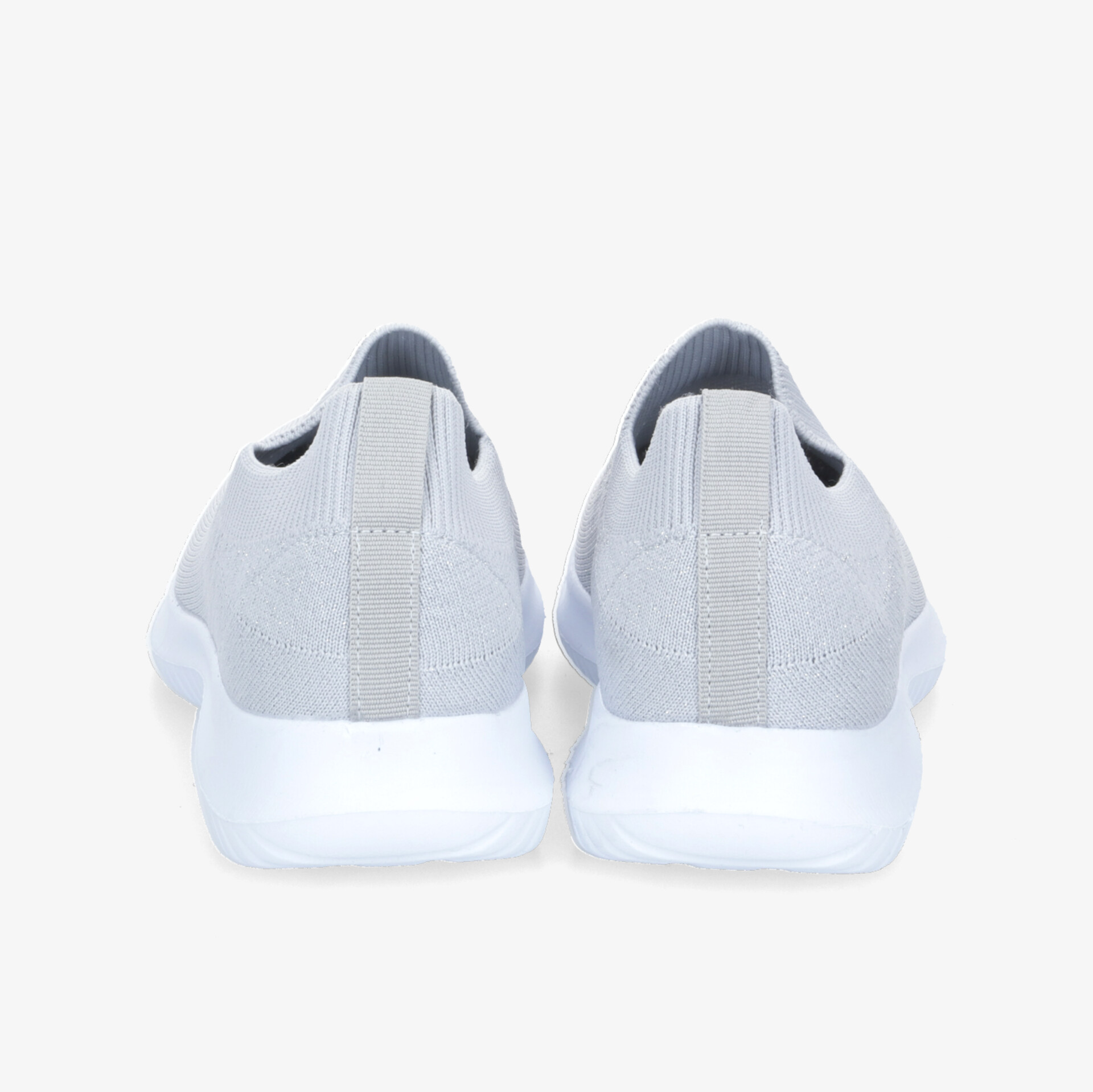 Bequeme graue Sneakers mit gepolsterter Sohle und sportlichem Design in der Rückansicht