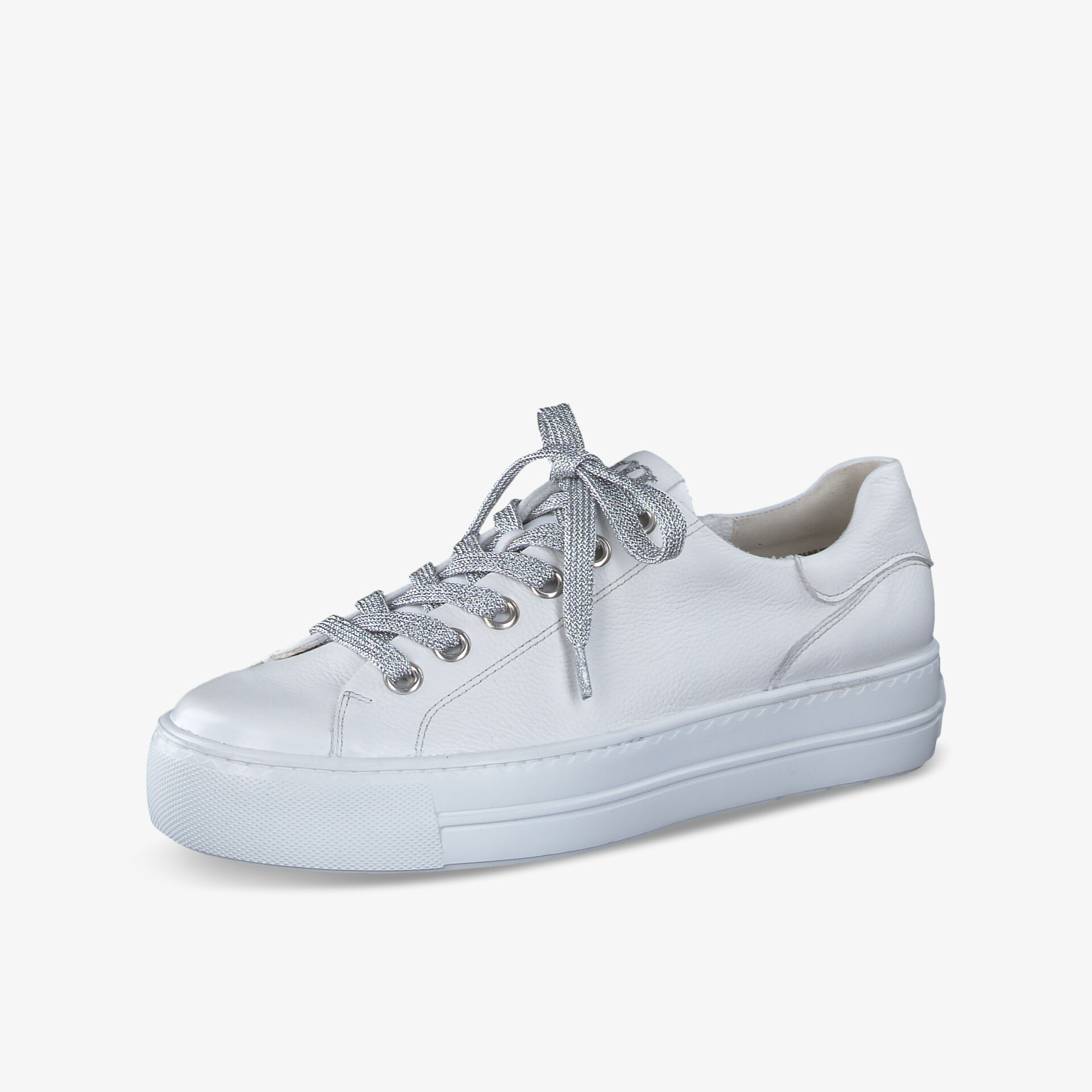 Weißer Sneaker mit dicker Plateau-Sohle und robusten Schnürsenkeln in schräger Vorderansicht