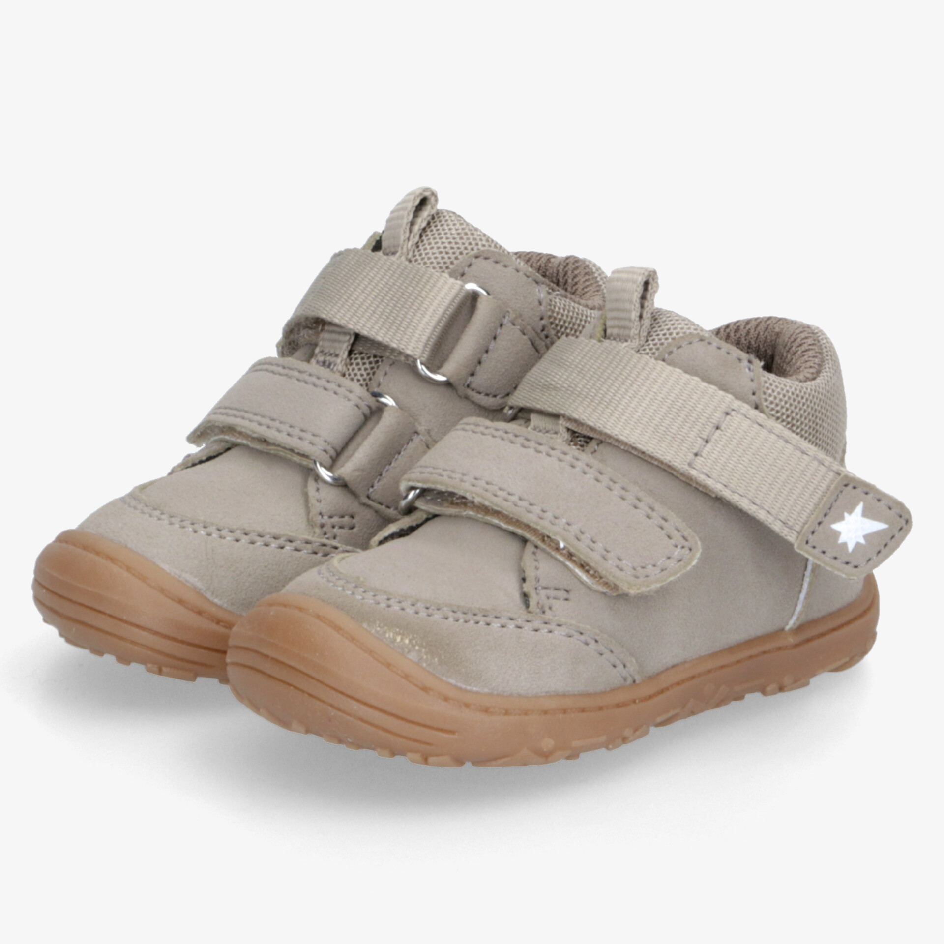 Beige Schuhe mit Klettverschluss und rutschfester Sohle für komfortables Tragegefühl und stylischen Look.