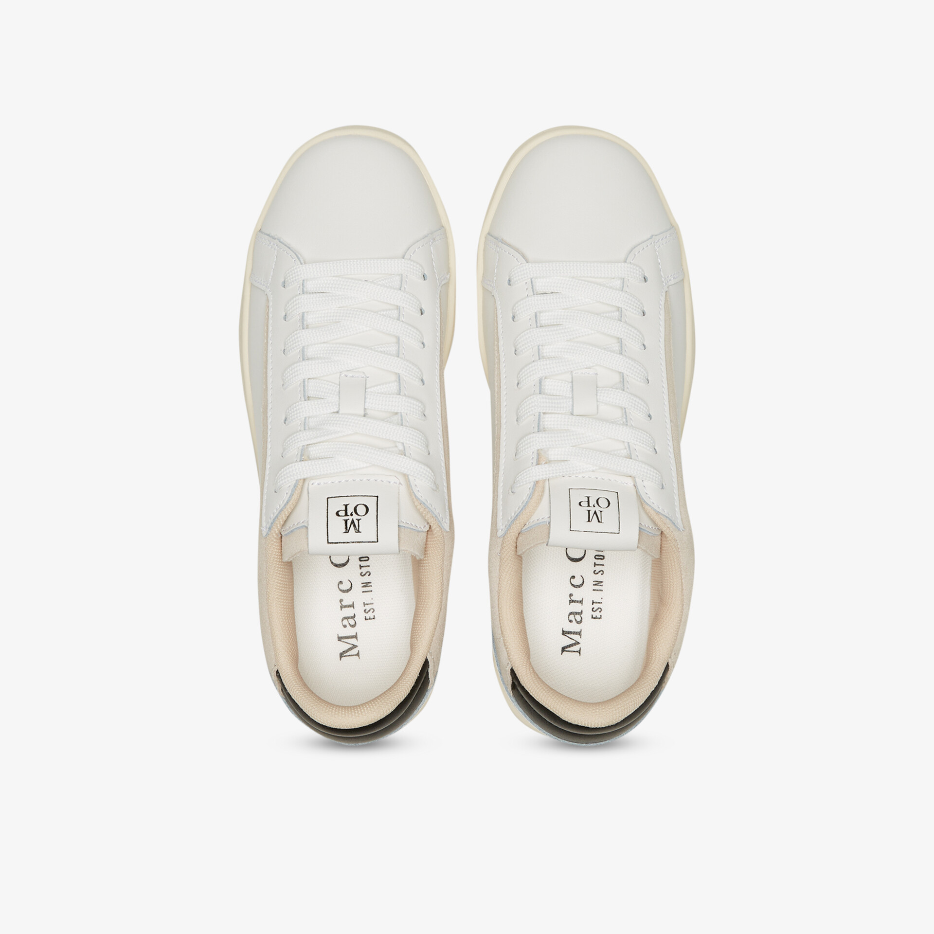 Elegante weiße Sneaker von oben. Sportliches und modernes Design für vielseitigen Stil.