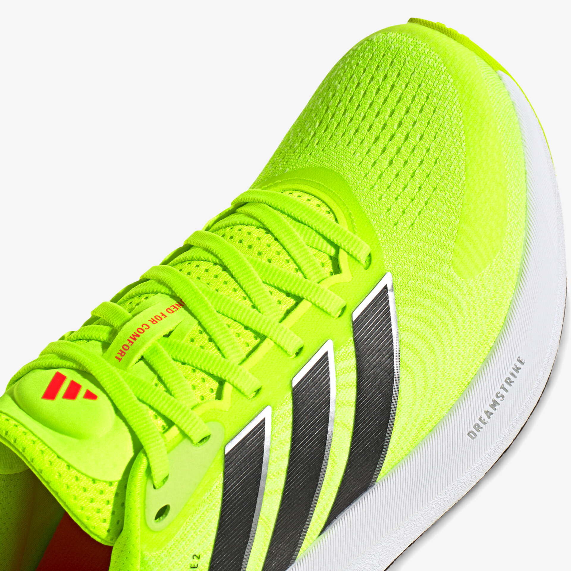 Leuchtend grüner Sportschuh mit atmungsaktivem Material und moderner Schnürung für hohen Komfort