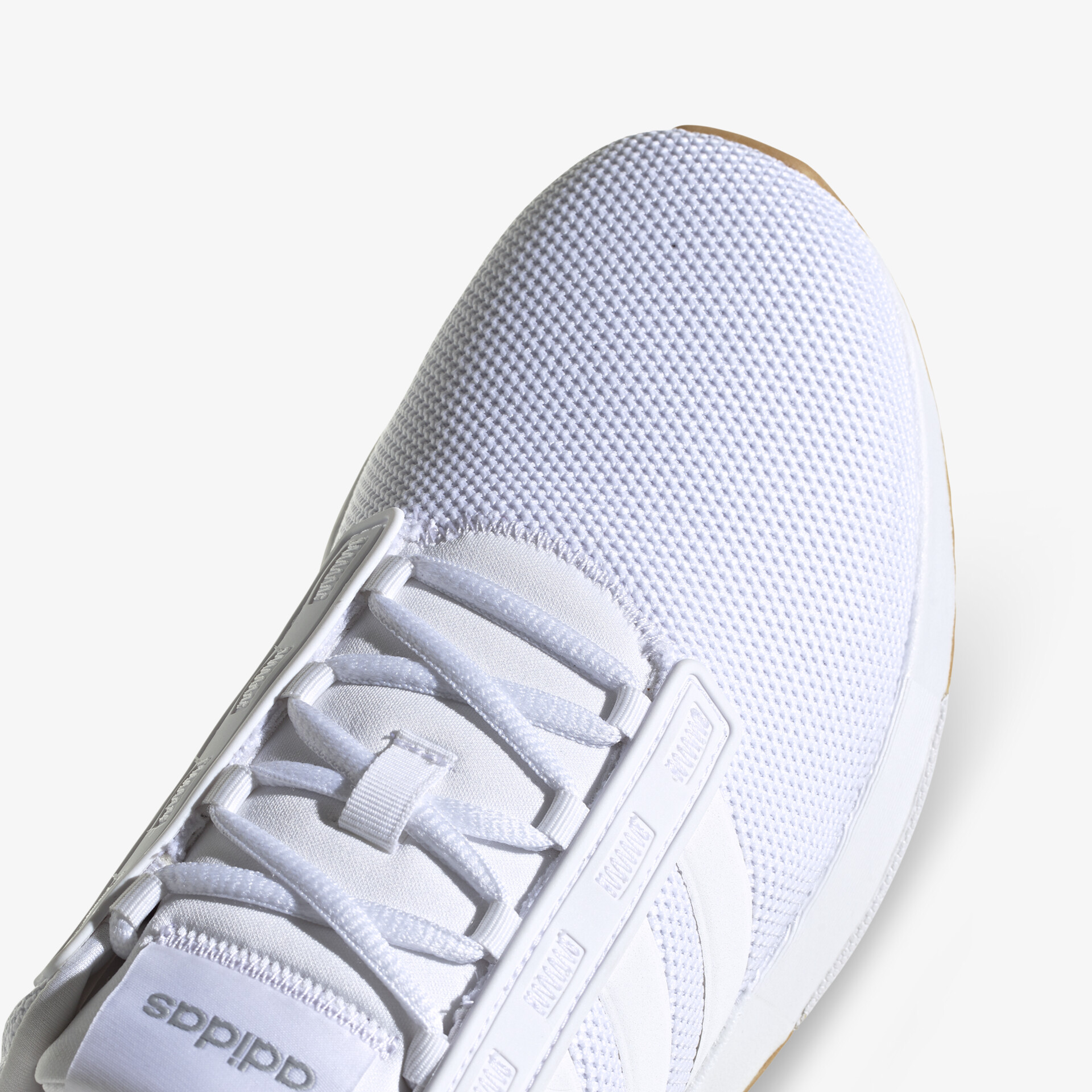 Moderner weißer Sneaker, atmungsaktiv und bequem, ideal für sportliche Aktivitäten.