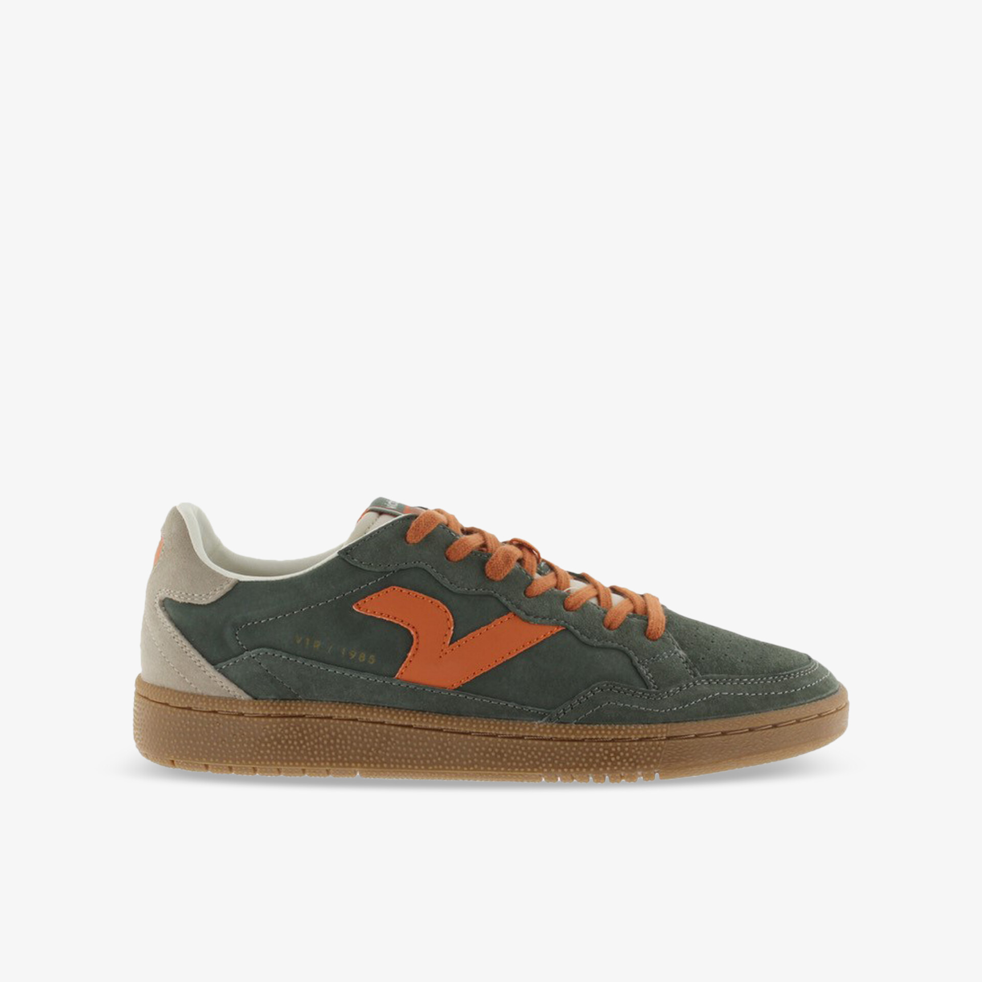 Moderner Sportschuh in Grün mit orangefarbenem Logo und brauner Sohle, seitliche Ansicht, bequem und robust