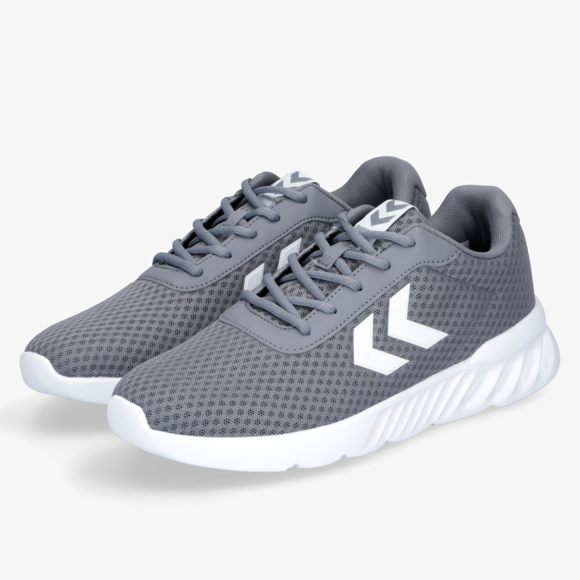 Leichte graue Sportschuhe mit atmungsaktivem Mesh, flexibler weißer Sohlenstruktur und komfortablem Sitz im Paar