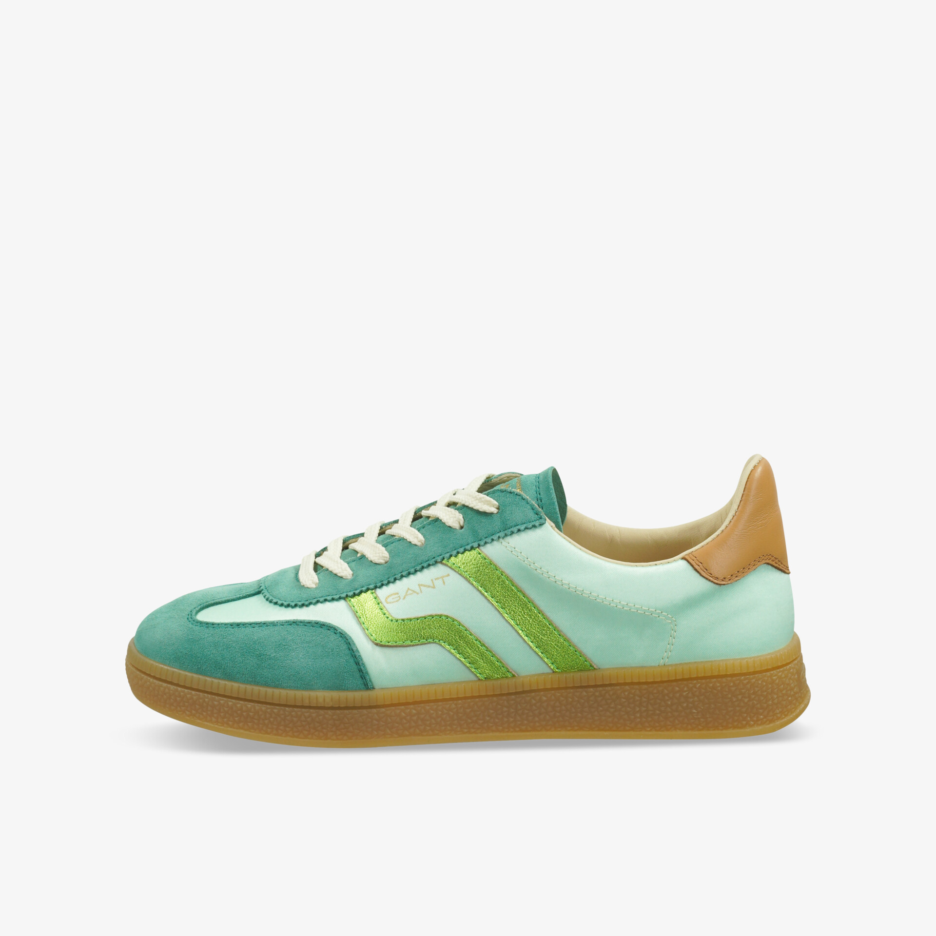 Sportlicher grüner Sneaker mit leichter brauner Sohle und bequemer Passform, moderne und robuste Optik seitlich dargestellt