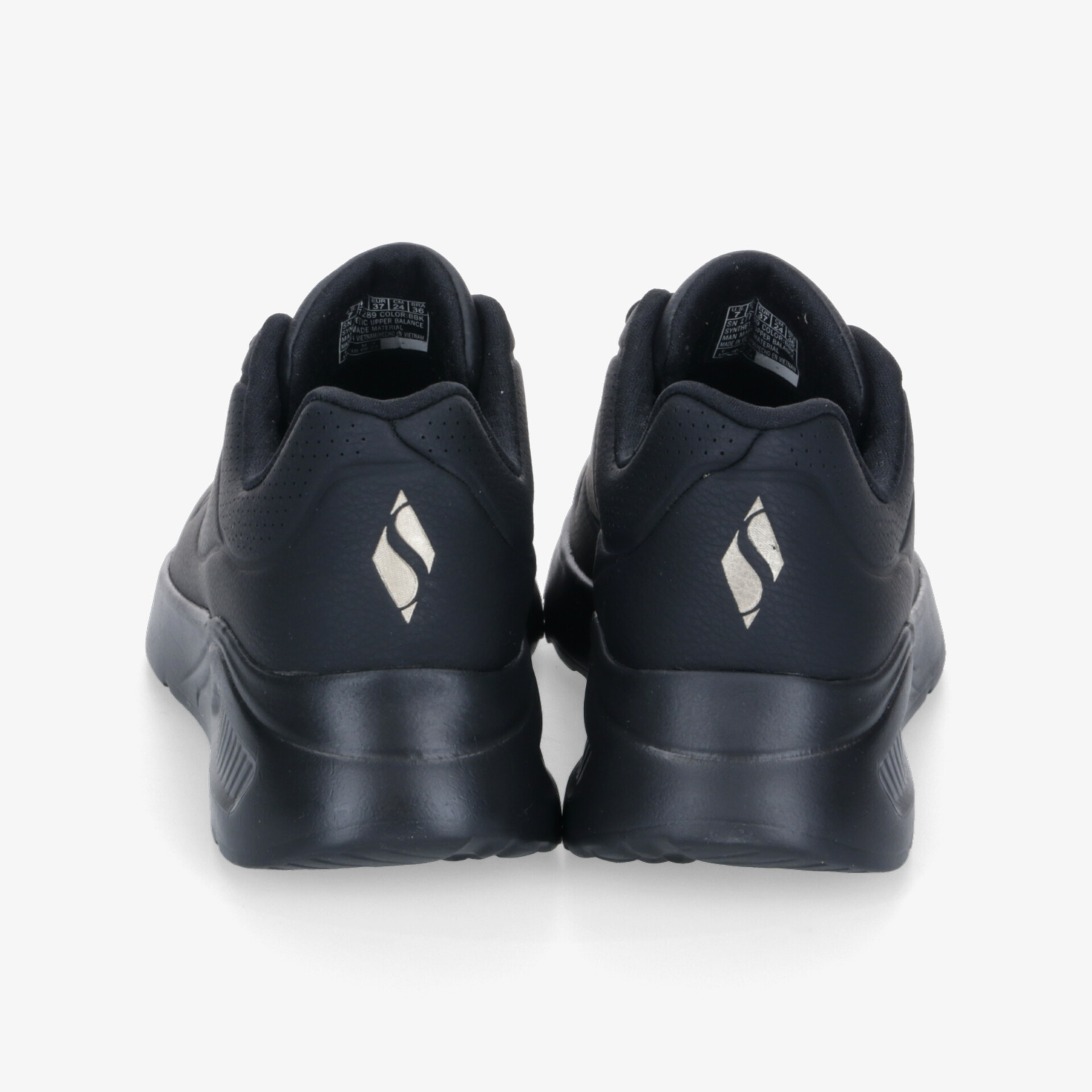 Schwarze Sportschuhe in Rückansicht, komfortable Polsterung und modernes Design sichtbar