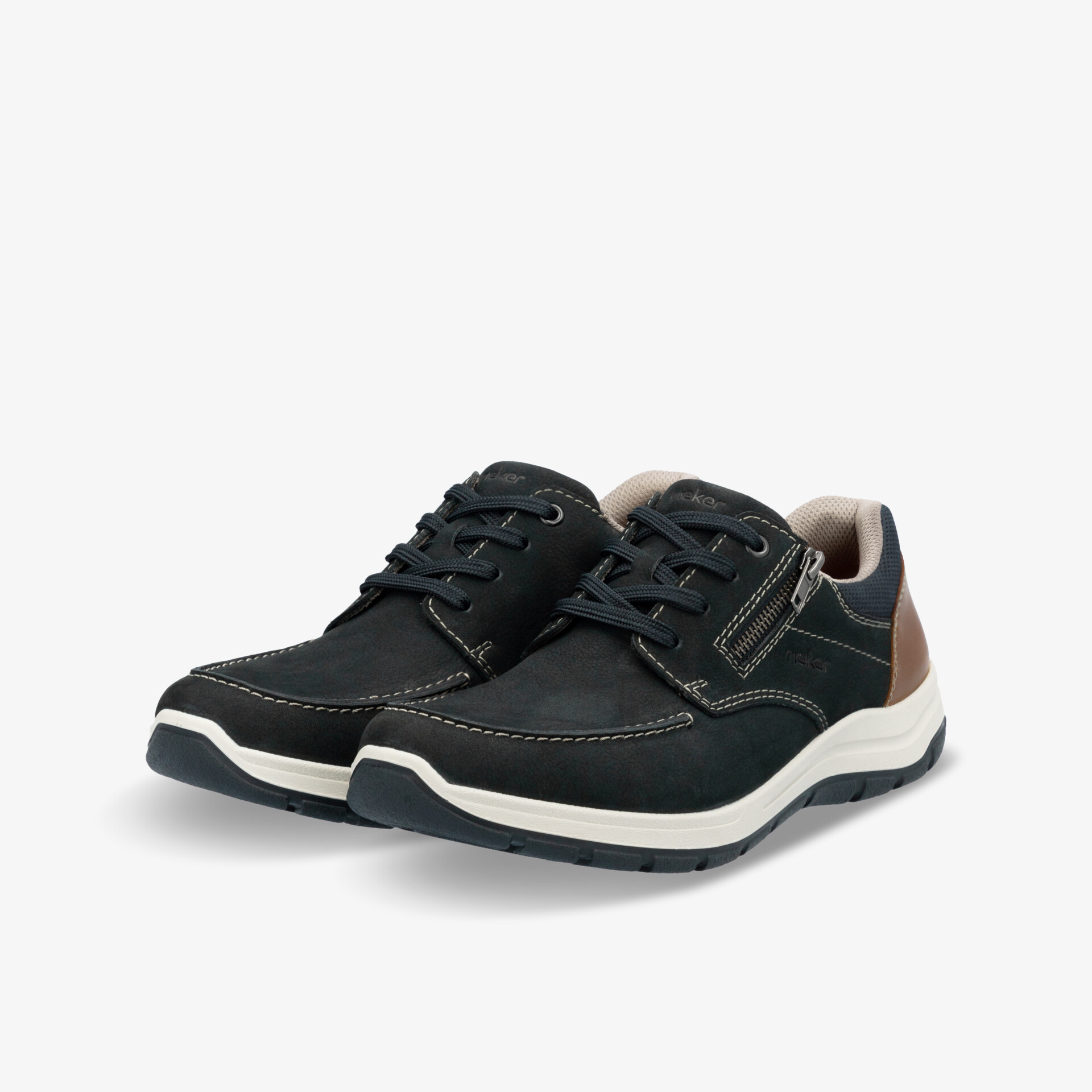 Modernes Paar schwarzer Sneaker mit robuster Sohle, komfortabel gepolstert und atmungsaktiv für ganztägigen Tragekomfort