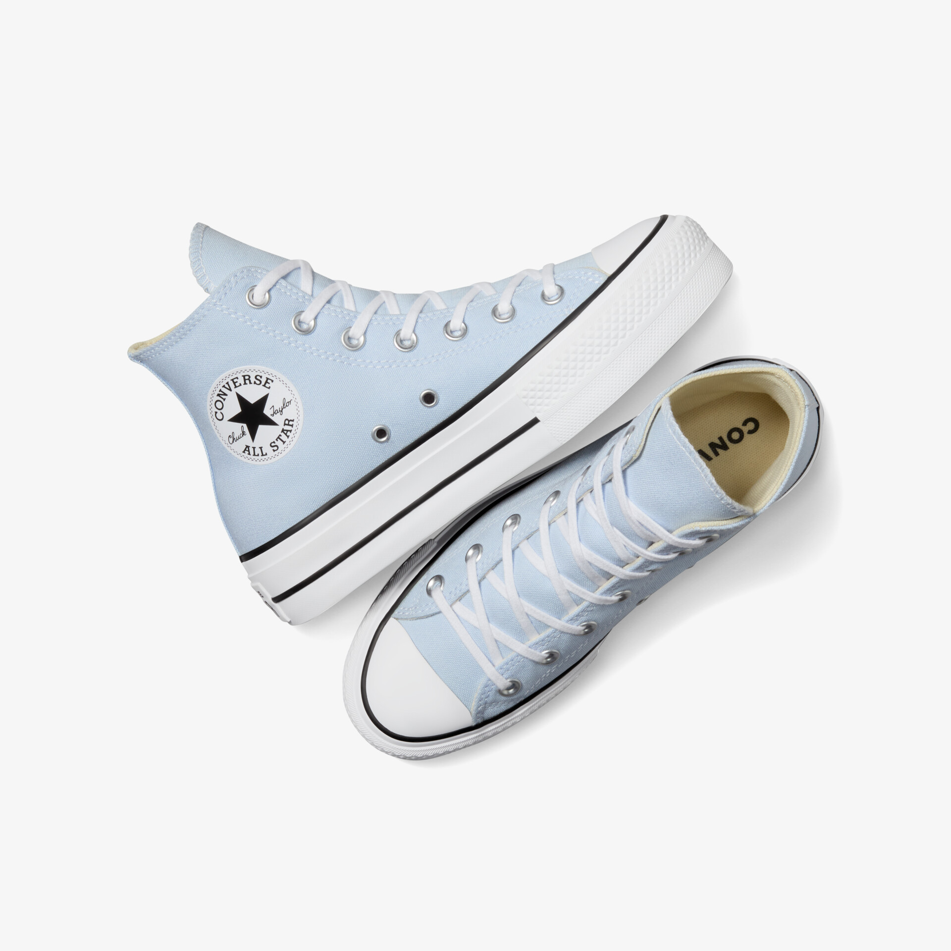 Hellblaue High-Top Sneaker im Paar, mit robusten Sohlen und klassischem kontrastierendem Design, bequemer Sitz